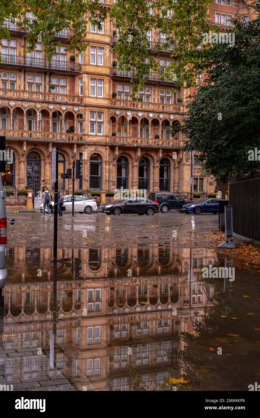 Le strade di Londra dopo la pioggia Foto Stock