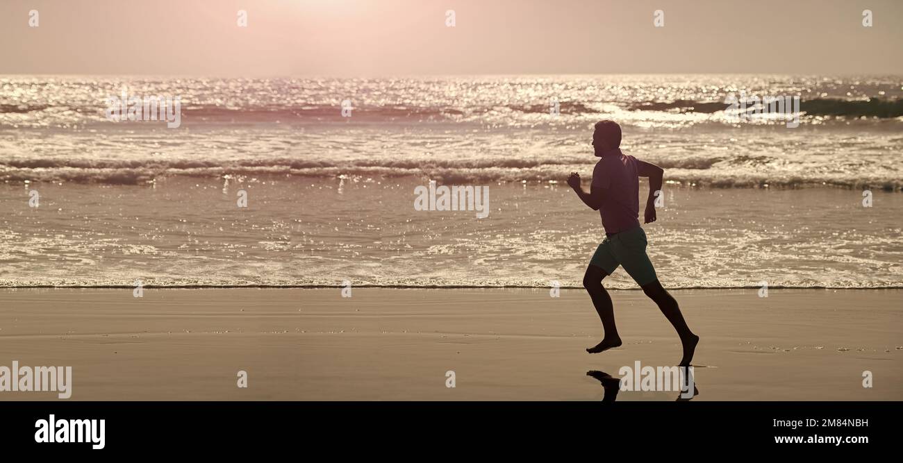 silhouette di sportivo uomo runner sprinting sulla spiaggia all'aperto, realizzazione. Uomo che corre e salta, banner con spazio copia. Foto Stock