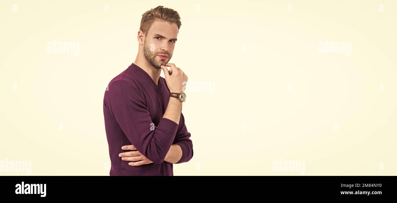 Per barba o non per barba. L'uomo bello tocca il mento non rasato. Ritratto del volto uomo, banner con spazio per la copia. Foto Stock