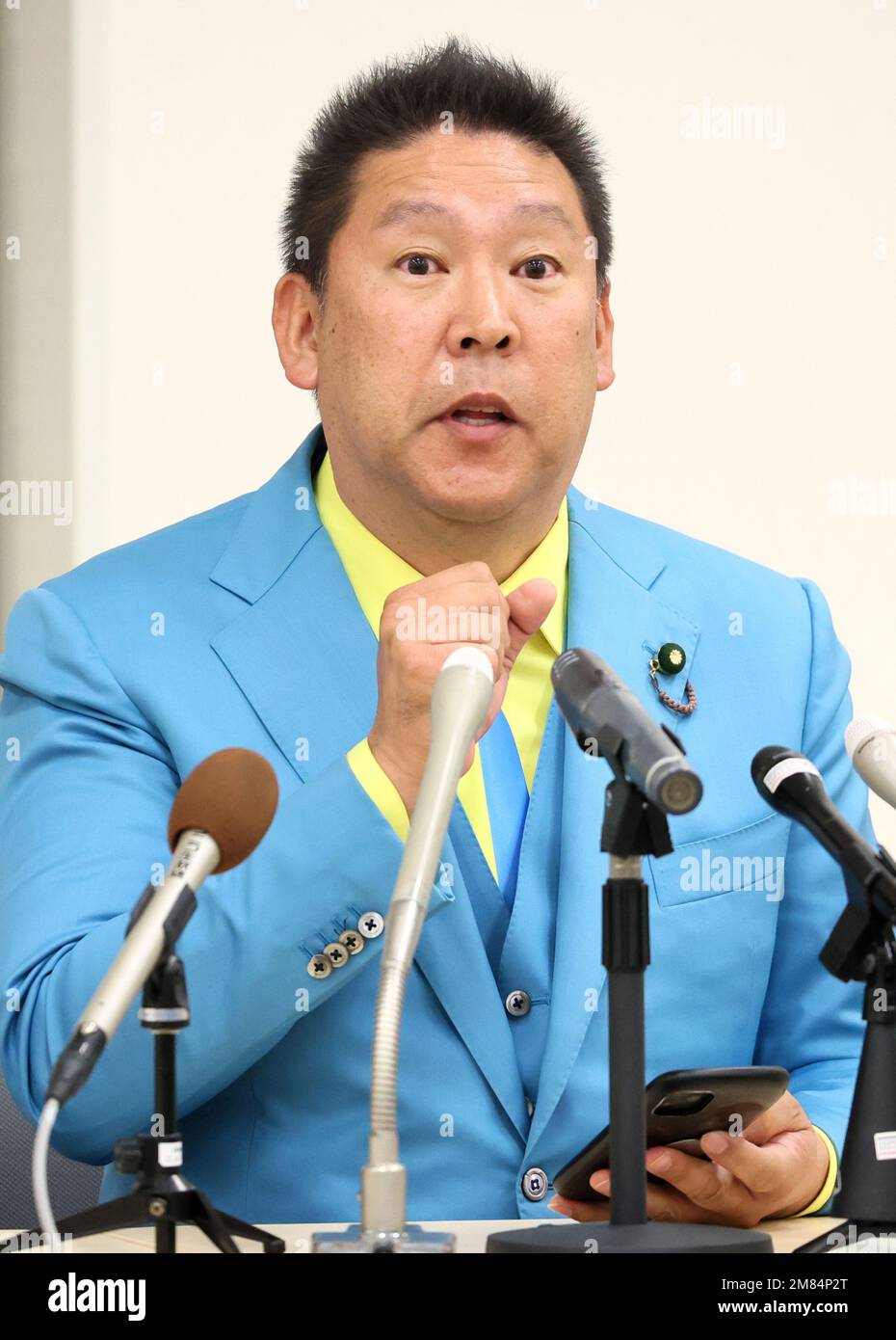 Giovedì. 12th Jan, 2023. Takashi Tachibana, leader del partito NHK annuncia che il suo legislatore GaaSyy (vero nome Yoshikazu Higashitani) tornerà in Giappone da Dubai a marzo in una conferenza stampa a Tokyo giovedì 12 gennaio 2023. Un famoso YouTuber GaaSyy è stato eletto membro della Camera superiore in occasione di un'elezione lo scorso anno, ma non ha partecipato alle sessioni di Dieta come egli è rimasto negli Emirati Arabi Uniti. La polizia metropolitana di Tokyo ha perquisito alcuni luoghi legati a GaaSyy il 11 gennaio per l'accusa di intimidazione. Foto Stock