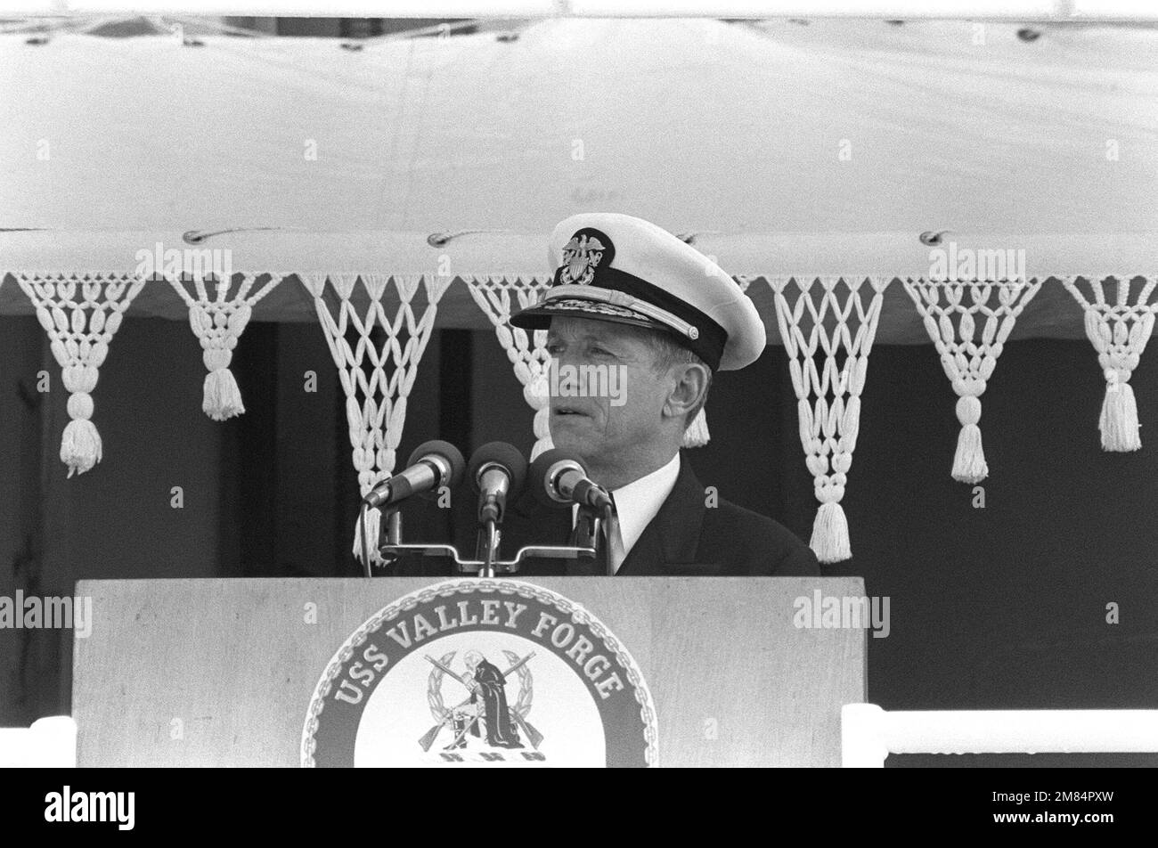 Il Vice Ammiraglio Joseph Metcalf III, Vice CAPO delle operazioni Navali, Surface Warfare, parla durante la messa in servizio dell'incrociatore missilistico guidato VALLEY FORGE (CG 50). Base: Pascagoula Stato: Mississippi (MS) Paese: Stati Uniti d'America (USA) Foto Stock