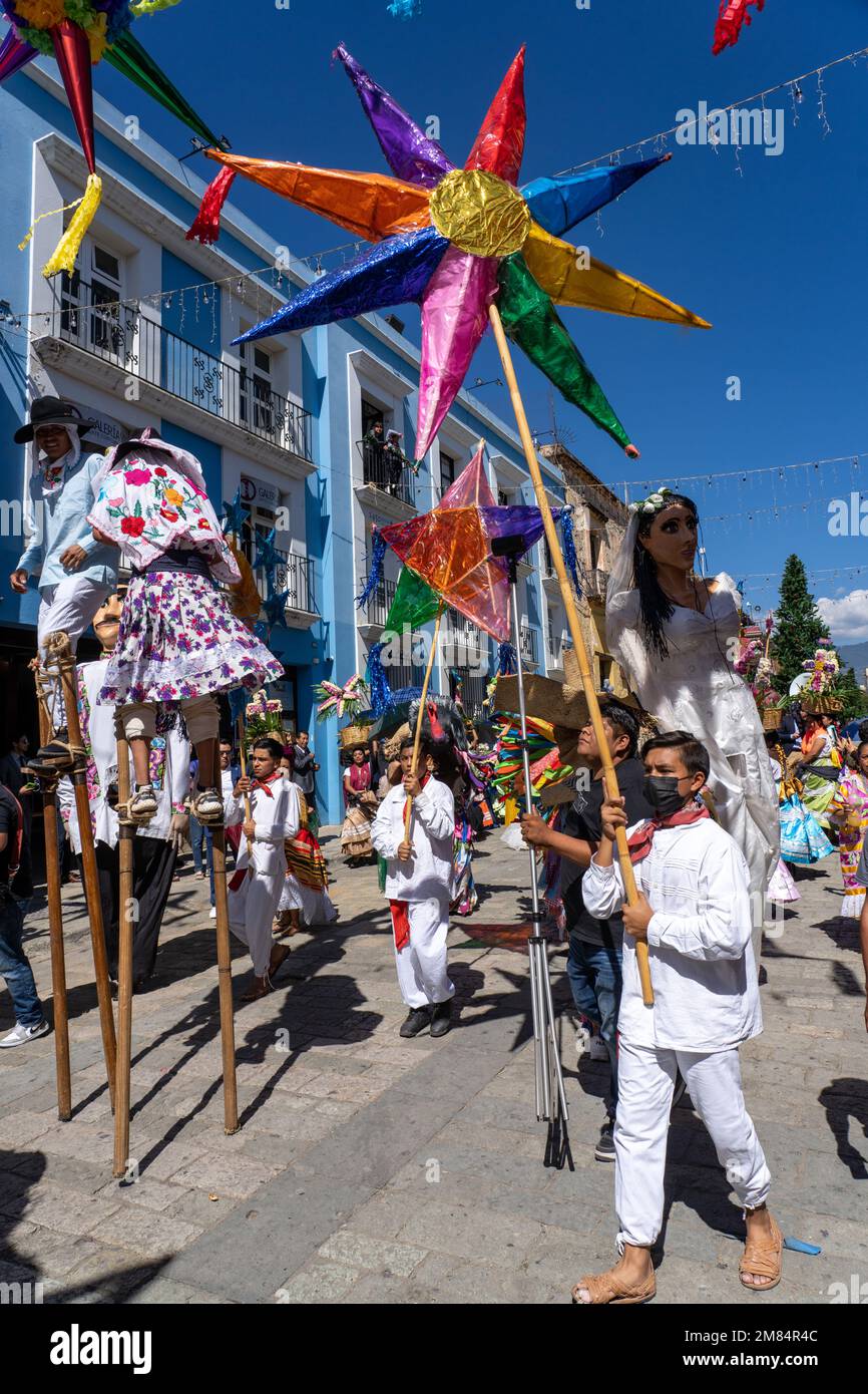 Zancudos de Zaachila ballerini stilt e faroleros si esibiscono in una parata di nozze sulla strada Oaxaca, Messico. Foto Stock