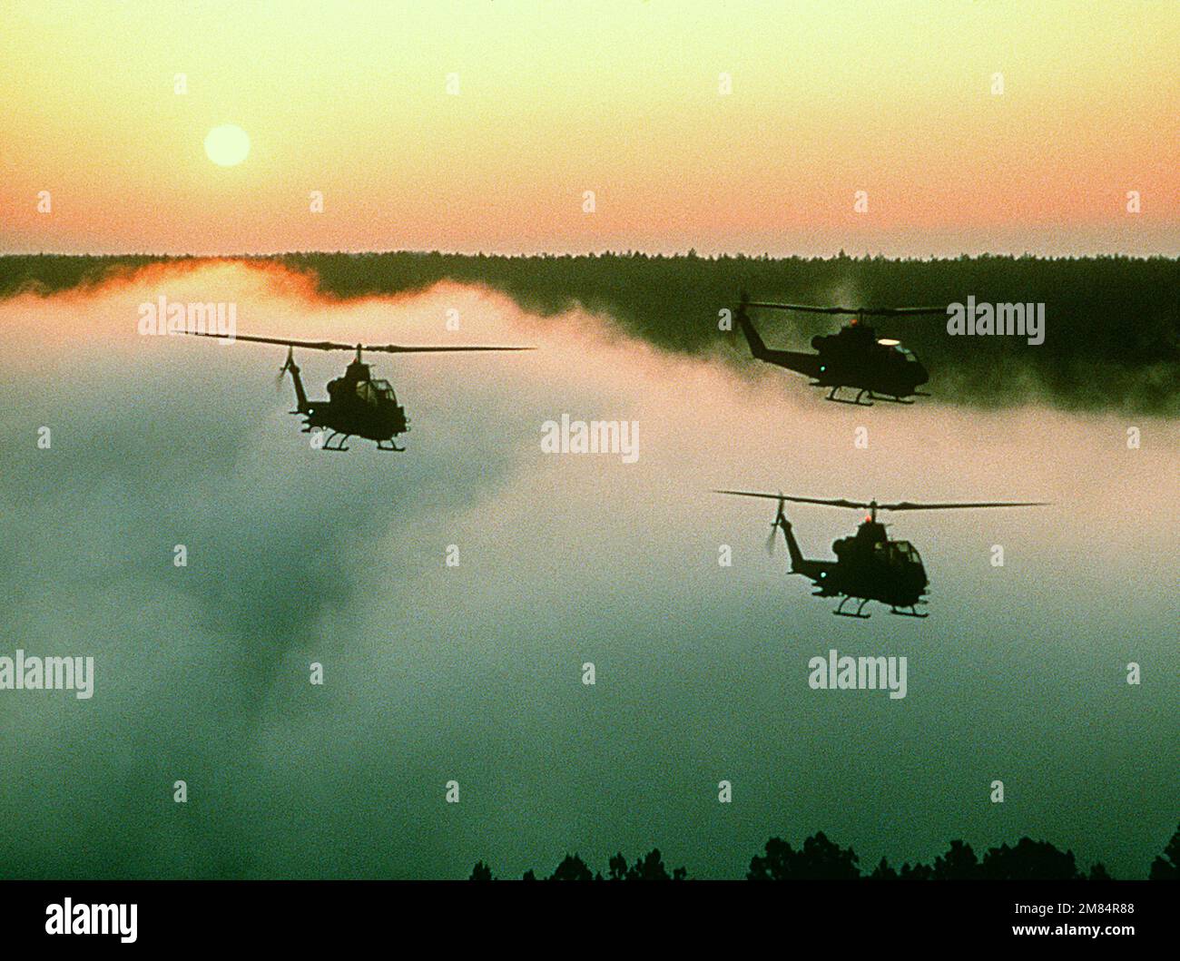 Soldati che indossano attrezzature da guerra chimiche, biologiche e radiologiche su un portatore di personale blindato M113 partecipano all'esercizio REFORGER '85. Subject Operation/Series: REFORGER '85 Nazione: Germania Occidentale (FRG) Foto Stock