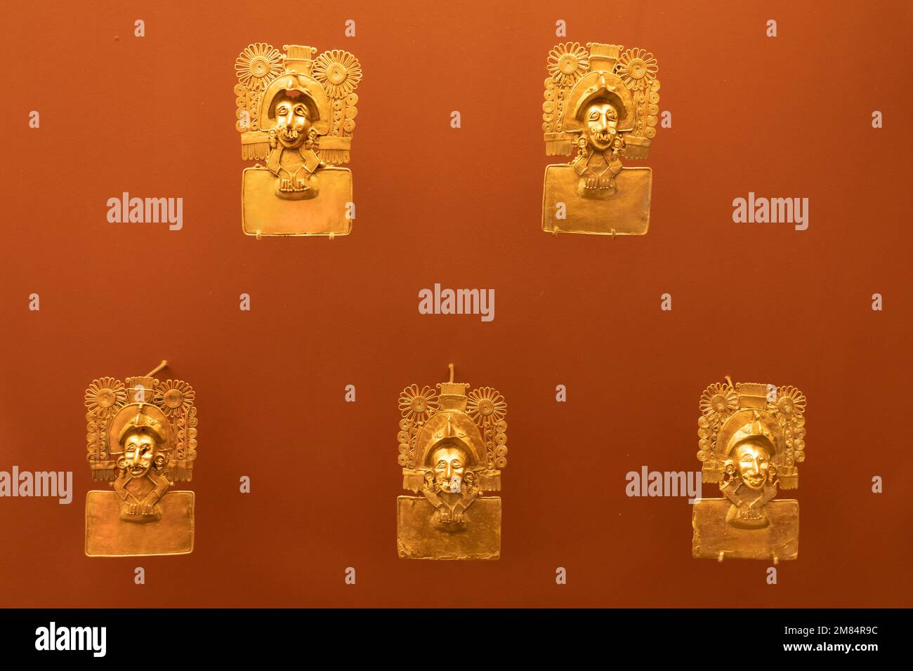 Cinque pettorali in oro massiccio della divinità azteca Xochipilli o della divinità Mixtec Dzahui. Museo delle culture di Oaxaca , Oaxaca, Messico. Trovato in Tomba 7, Monte Foto Stock