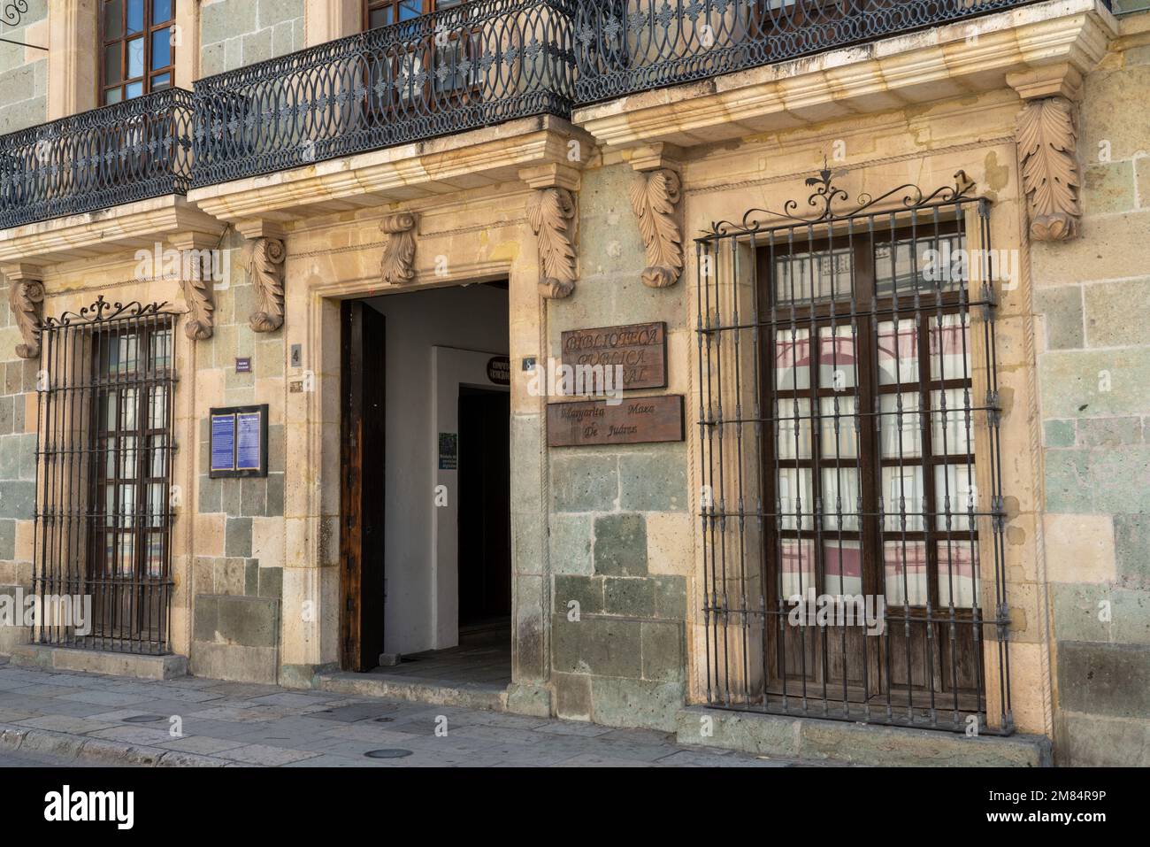 La facciata della Biblioteca pubblica Centrale, un edificio storico nel centro storico di Oaxaca, Messico. L'edificio serviva come varie scuole Foto Stock