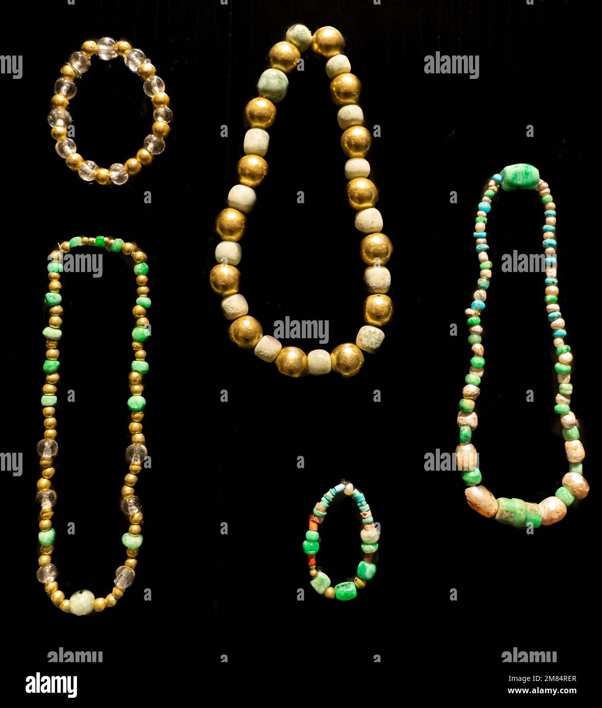 Collane e bracciali d'oro, giada, turchese e cristallo. Museo delle culture di Oaxaca, Oaxaca, Messico. Dalla Tomba 7 al Monte Albardate Postclassic P. Foto Stock