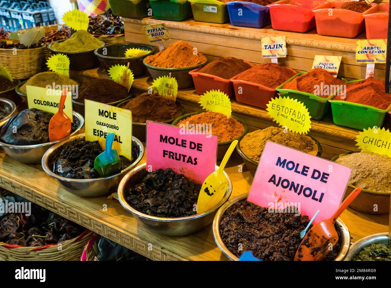 Varie varietà di talpe in vendita nel Mercado Benito Juarez di Oaxaca, Messico. La cucina di Oaxacan è famosa per le sue talpe. Foto Stock