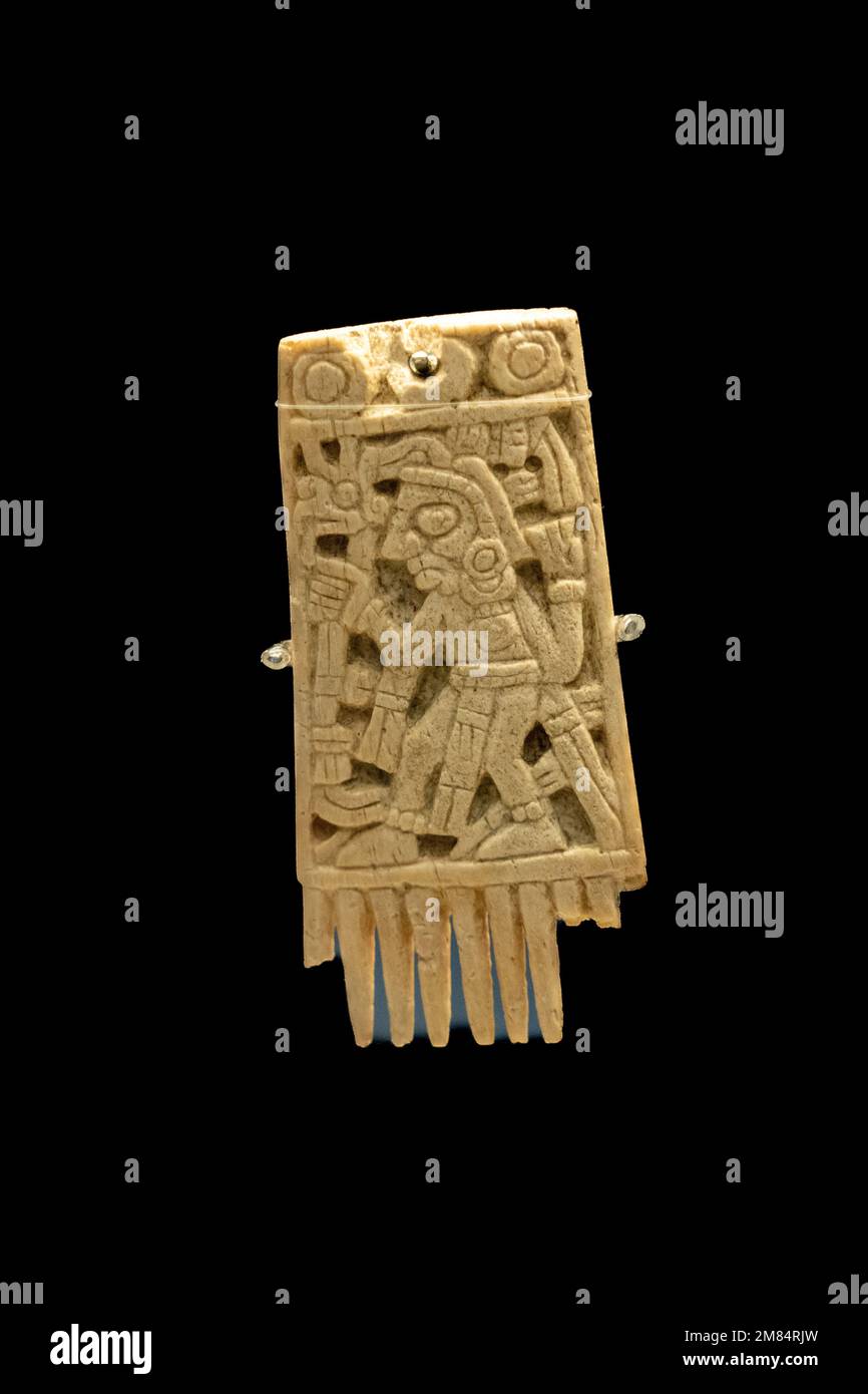 Osso con figure intagliate utilizzato per scopi rituali. Museo delle culture di Oaxaca, Oaxaca, Messico. Trovato in Tomba 7, Monte Alban. Cultura Mixtec, tardi Foto Stock