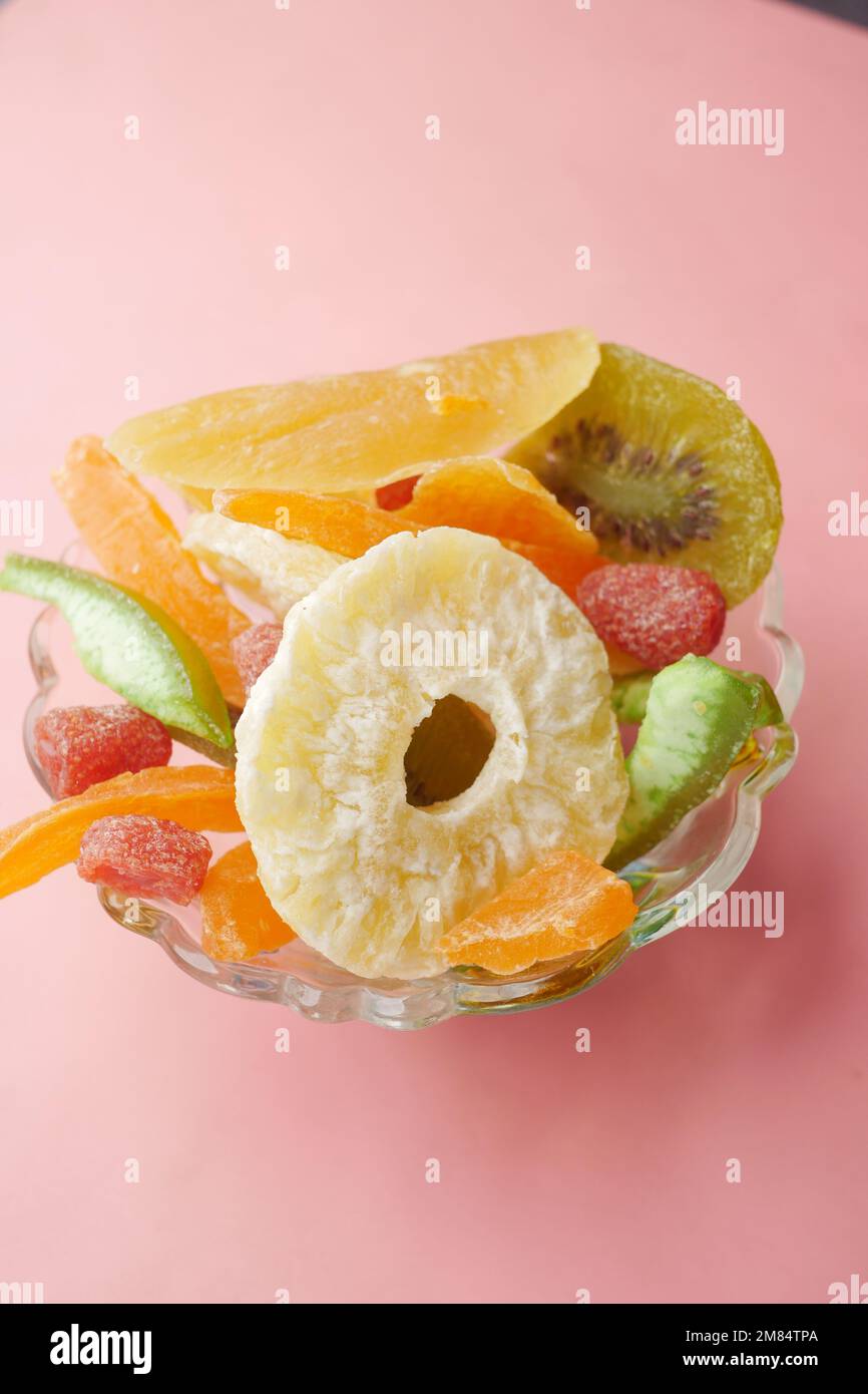 Frutta secca e bacche sul tavolo Foto Stock