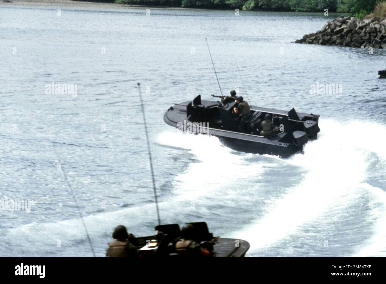 STATI UNITI I membri del team Navy Sea-Air-Land (SEAL) eseguono una svolta ad alta velocità in una barca d'assalto leggera durante l'esercizio di difesa dei canali Kindle Liberty'86. STATI UNITI I membri del team Navy Sea-Air-Land (SEAL) eseguono una svolta ad alta velocità in una barca d'assalto leggera durante l'esercizio di difesa dei canali Kindle Liberty '86. Foto Stock