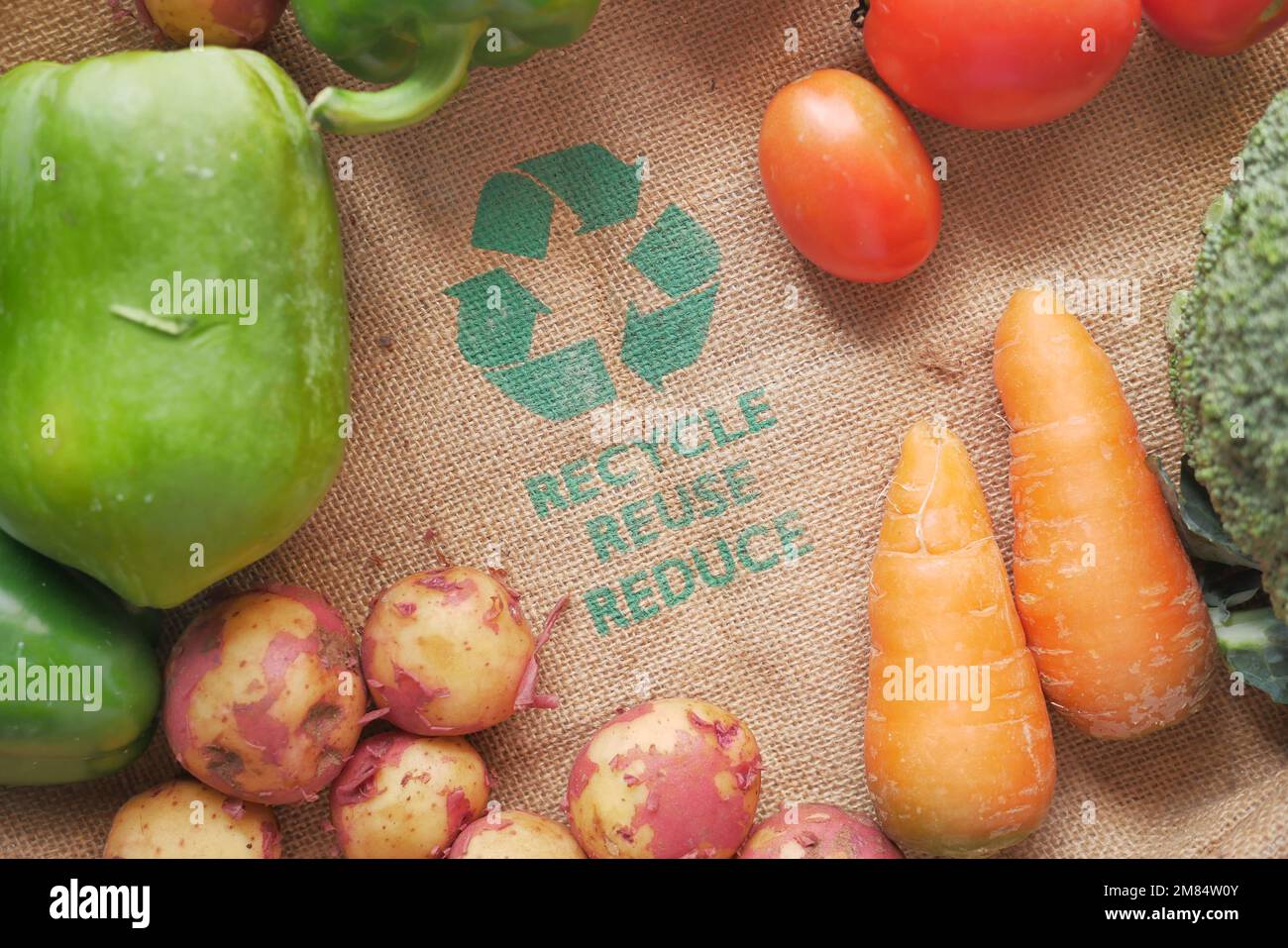 Frecce riciclato su una borsa della spesa con verdure Foto Stock