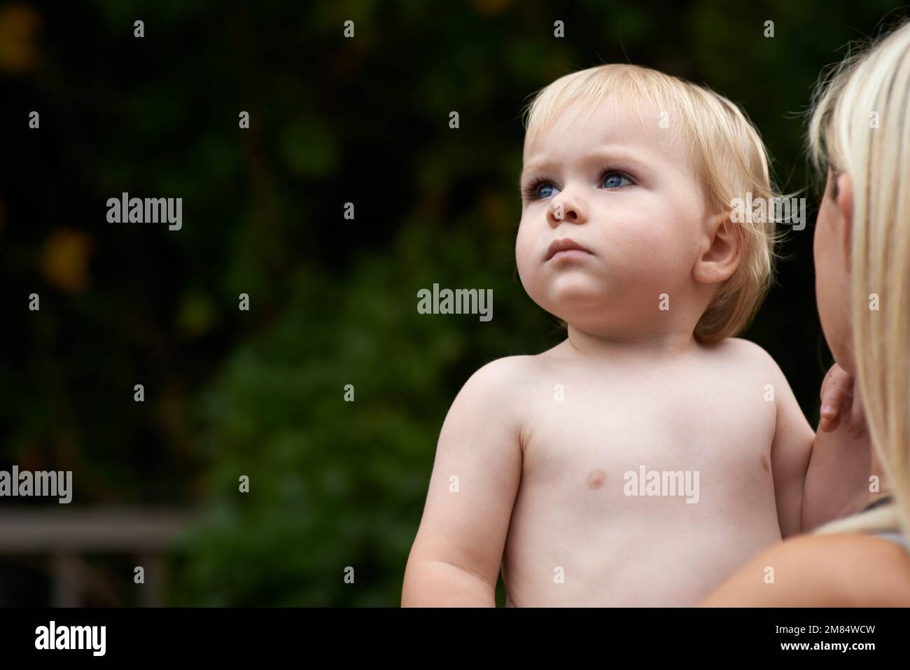 Bambini e copyspace. un bambino tenuto da sua madre. Foto Stock