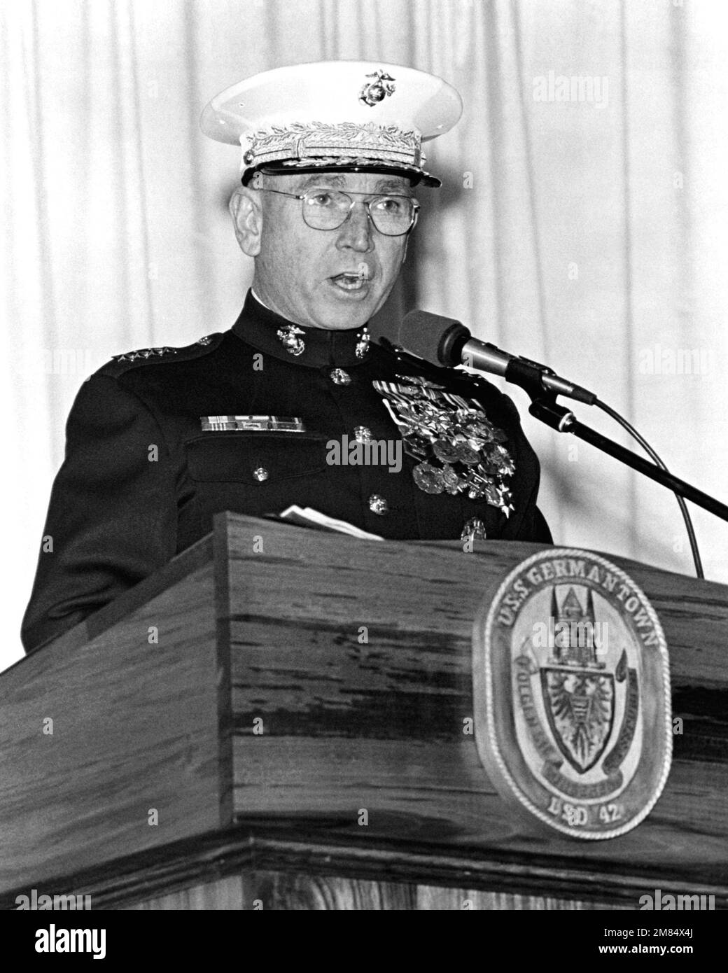 GEN. Paul X. Kelley, comandante del corpo dei Marine, parla durante la messa in servizio della nave portuale USS GERMANTOWN (LSD-42). Base: Seattle Stato: Washington (WA) Paese: Stati Uniti d'America (USA) Foto Stock