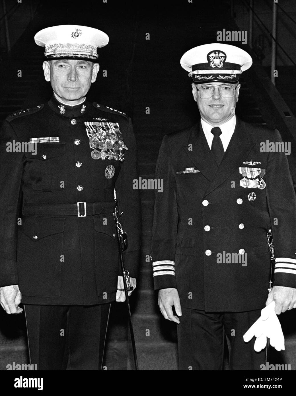 GEN. Paul X. Kelley, comandante del corpo dei Marine, è in piedi con IL CMDR. Edward M. Kline, comandante della nave portuale USS GERMANTOWN (LSD-42) durante la messa in servizio della nave. Base: Seattle Stato: Washington (WA) Paese: Stati Uniti d'America (USA) Foto Stock