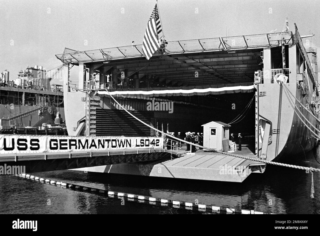 I Sideboys sono in formazione presso la poppa aperta della nave portuale USS GERMANTOWN (LSD-42) durante la messa in servizio della nave presso il cantiere di Lockheed. Base: Seattle Stato: Washington (WA) Paese: Stati Uniti d'America (USA) Foto Stock