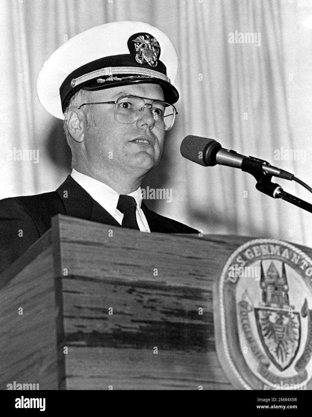 CMDR. Edward M. Kline, comandante della nave portuale USS GERMANTOWN (LSD-42), parla durante la messa in servizio della nave. Base: Seattle Stato: Washington (WA) Paese: Stati Uniti d'America (USA) Foto Stock