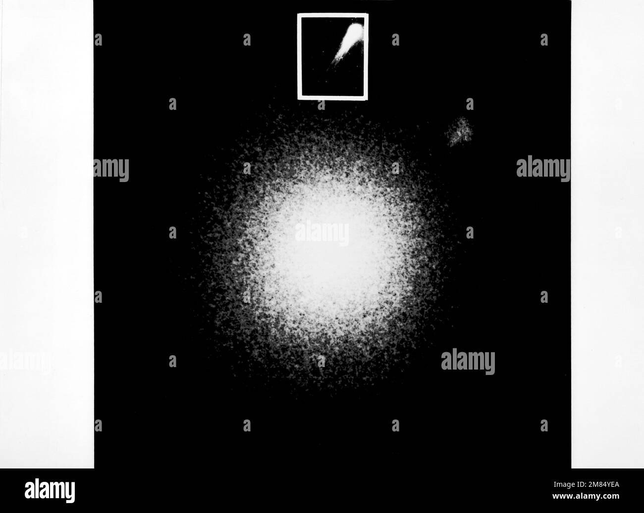 Due viste della cometa di Halley riprese nelle regioni spettrali lontanultraviolette e visibili (insert). L'immagine ultravioletta mostra una nuvola di idrogeno estesa che circonda il nucleo cometario. La fotografia visibile mostra la dispersione della luce solare dalla coda della polvere. Foto ultravioletta - laboratorio Navale di Ricerca. Foto a luce visibile - R. N. Bolster, Osservatorio Hopewell. Paese: Sconosciuto Foto Stock