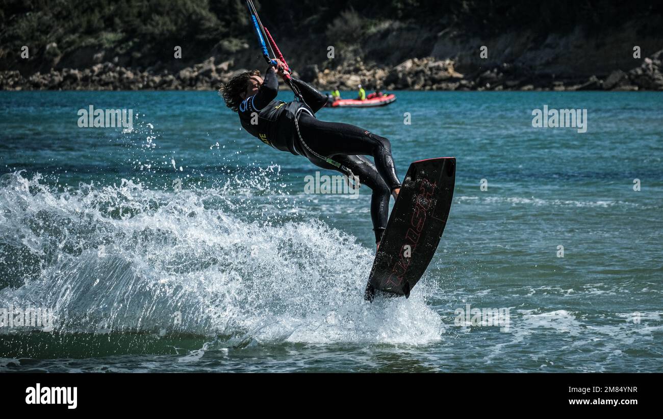 Leucate, Francia – 29 e 30 aprile 2022: World Wind Championship preparazione e formazione di atleti in kitesurf, wingsurf, windsurf a Leucate Foto Stock