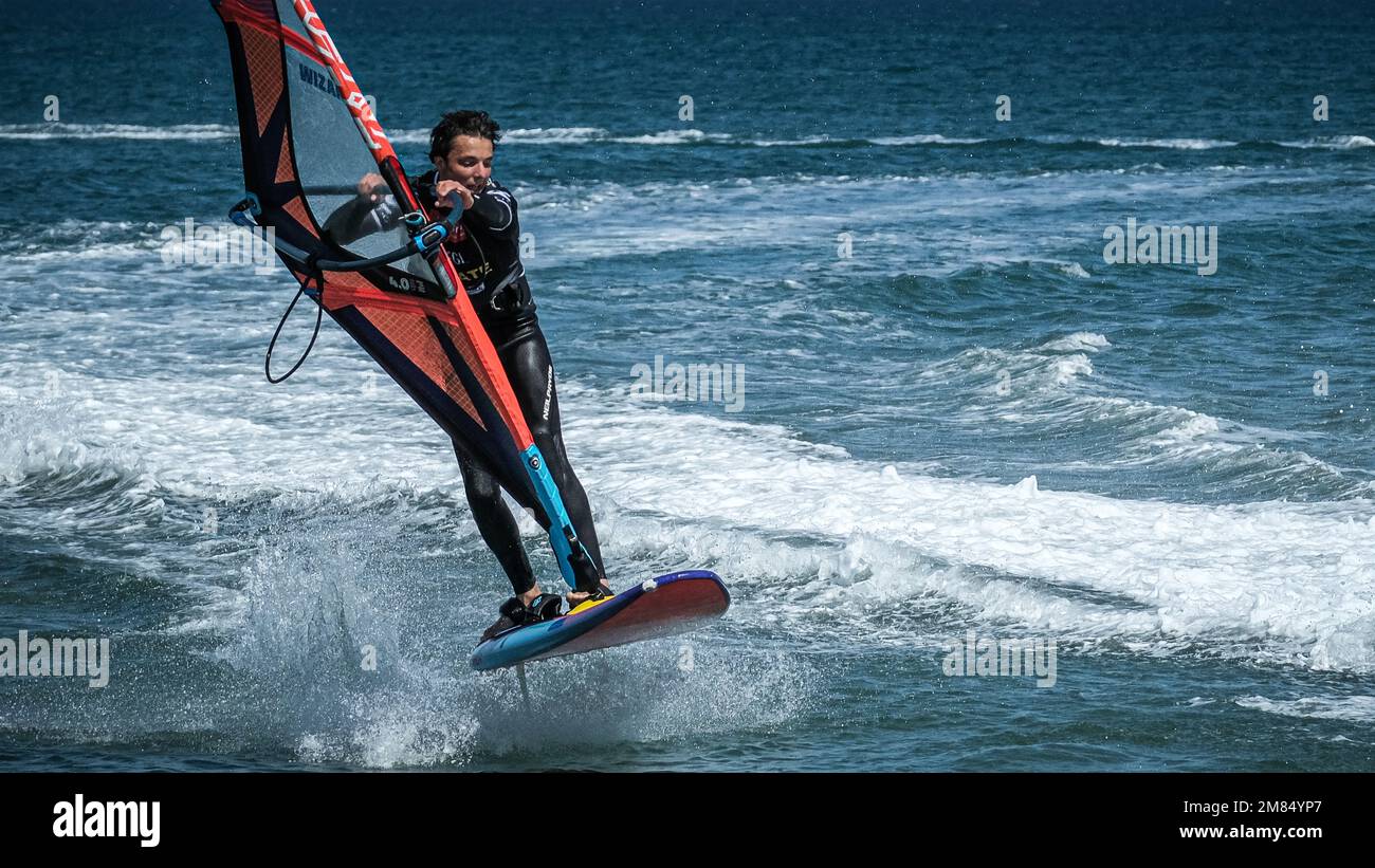 Leucate-la Franqui Francia – 29 e 30 aprile 2022: World Wind Championship preparazione e formazione di atleti in kitesurf, wingsurf, windsurf Foto Stock