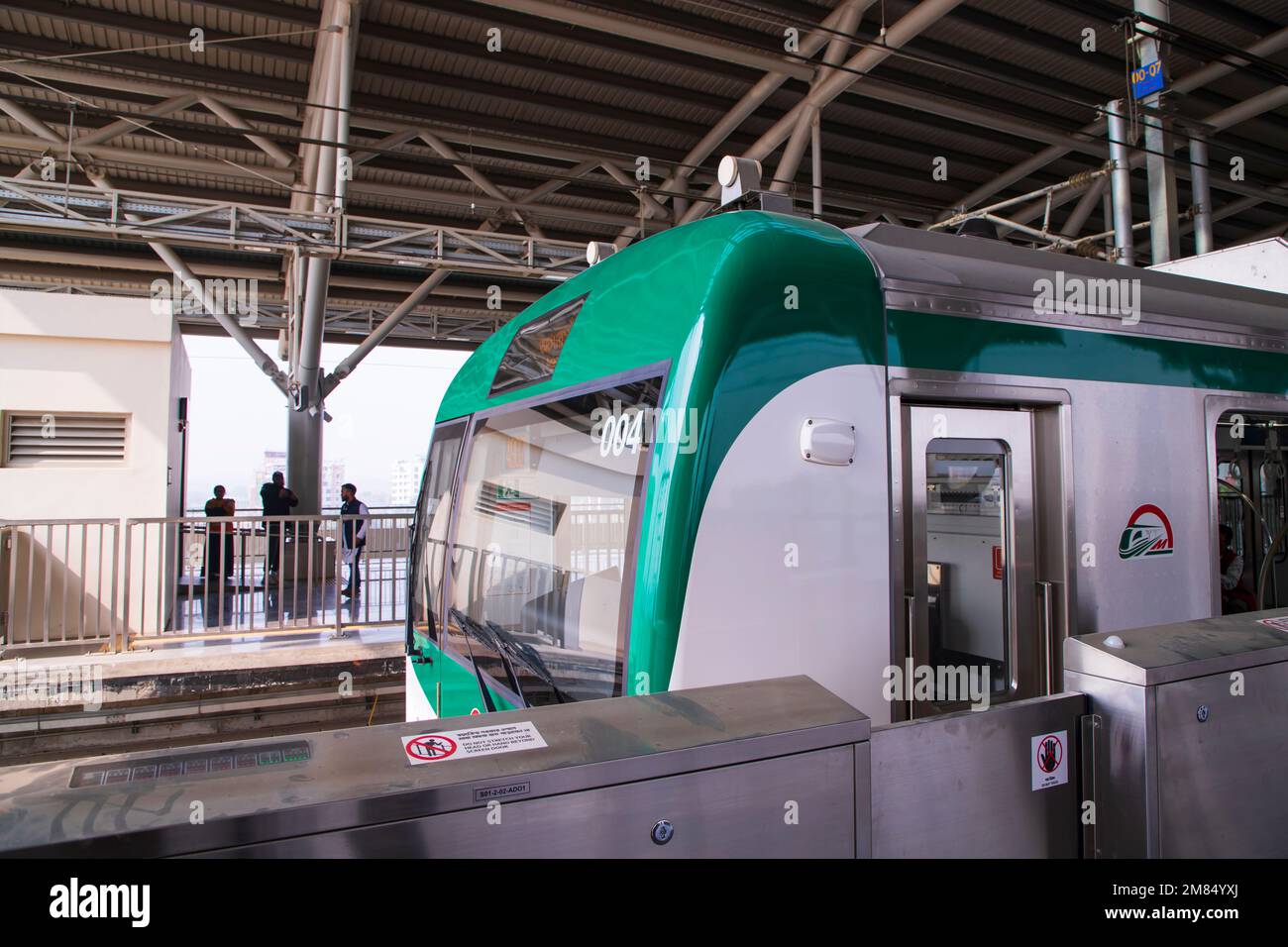 10 gennaio 2023, Dhaka-Bangladesh: Il treno elettrico ad alta velocità della metropolitana di Dhaka (MRT) sulla piattaforma Foto Stock