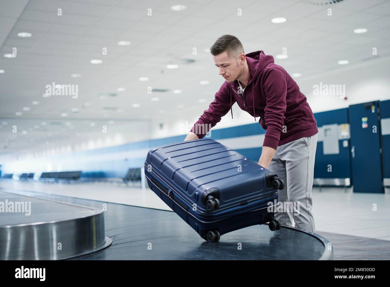 Heavy suitcase airport immagini e fotografie stock ad alta risoluzione -  Alamy