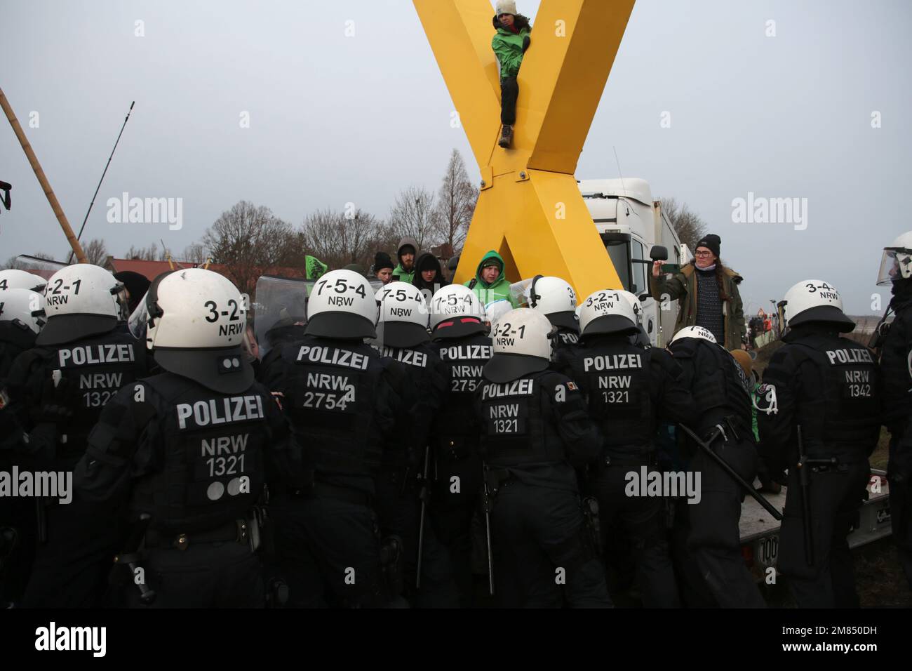 Lützerath, Germania - 01 10 2023 - protesta climatica, la polizia sfratto attivisti a Lützerath. Foto di Lützerath presso la miniera a cielo aperto di Garzweiler. Foto Stock