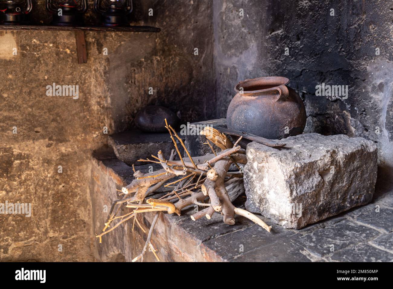 Cucina in pietra scura, vecchio stile. Bellezza Foto Stock