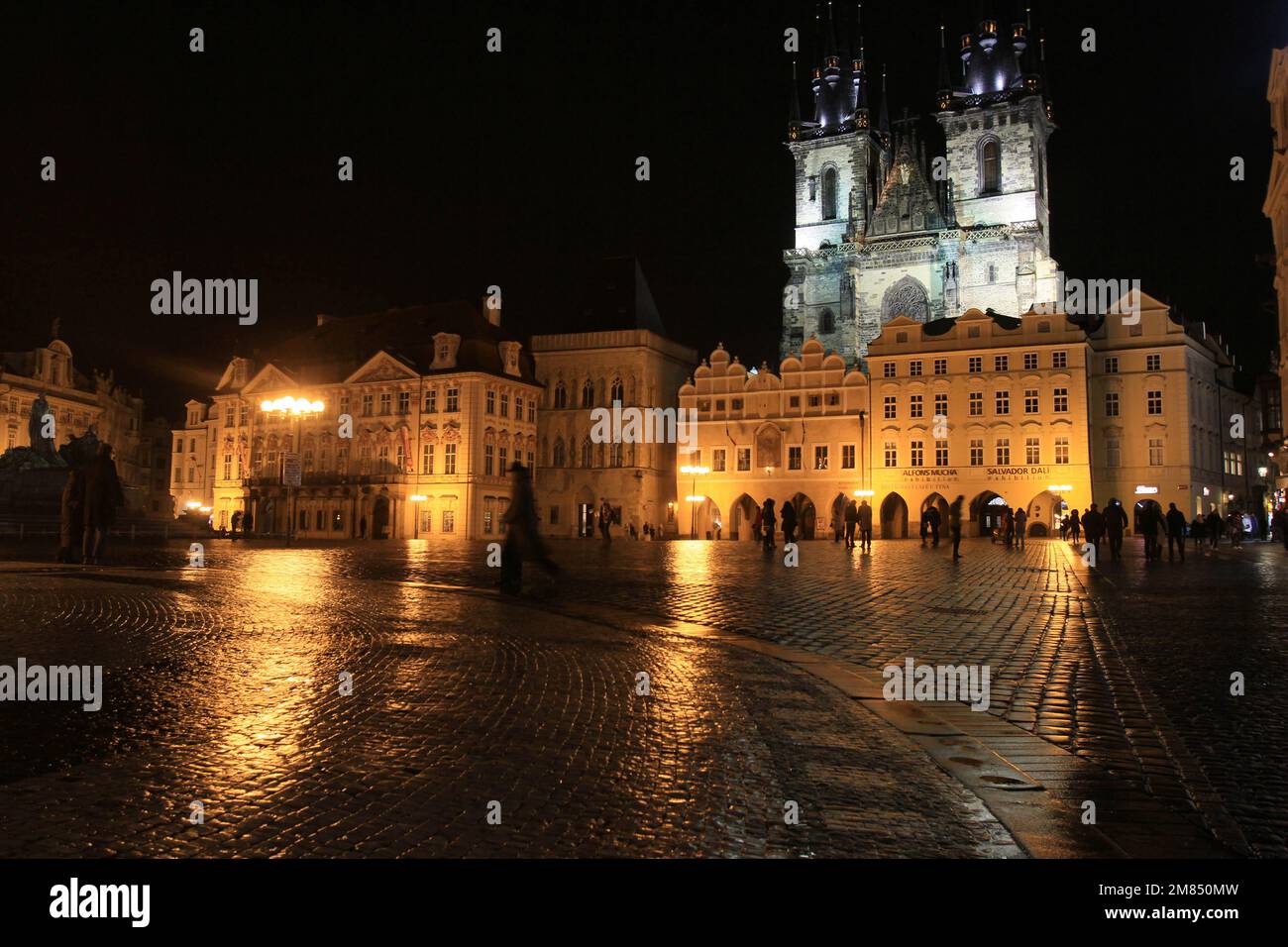 La Place de la Vieille Ville et la cathédrale Saint-Guy de nuit. Praga. Tchèquie. Europa. Foto Stock