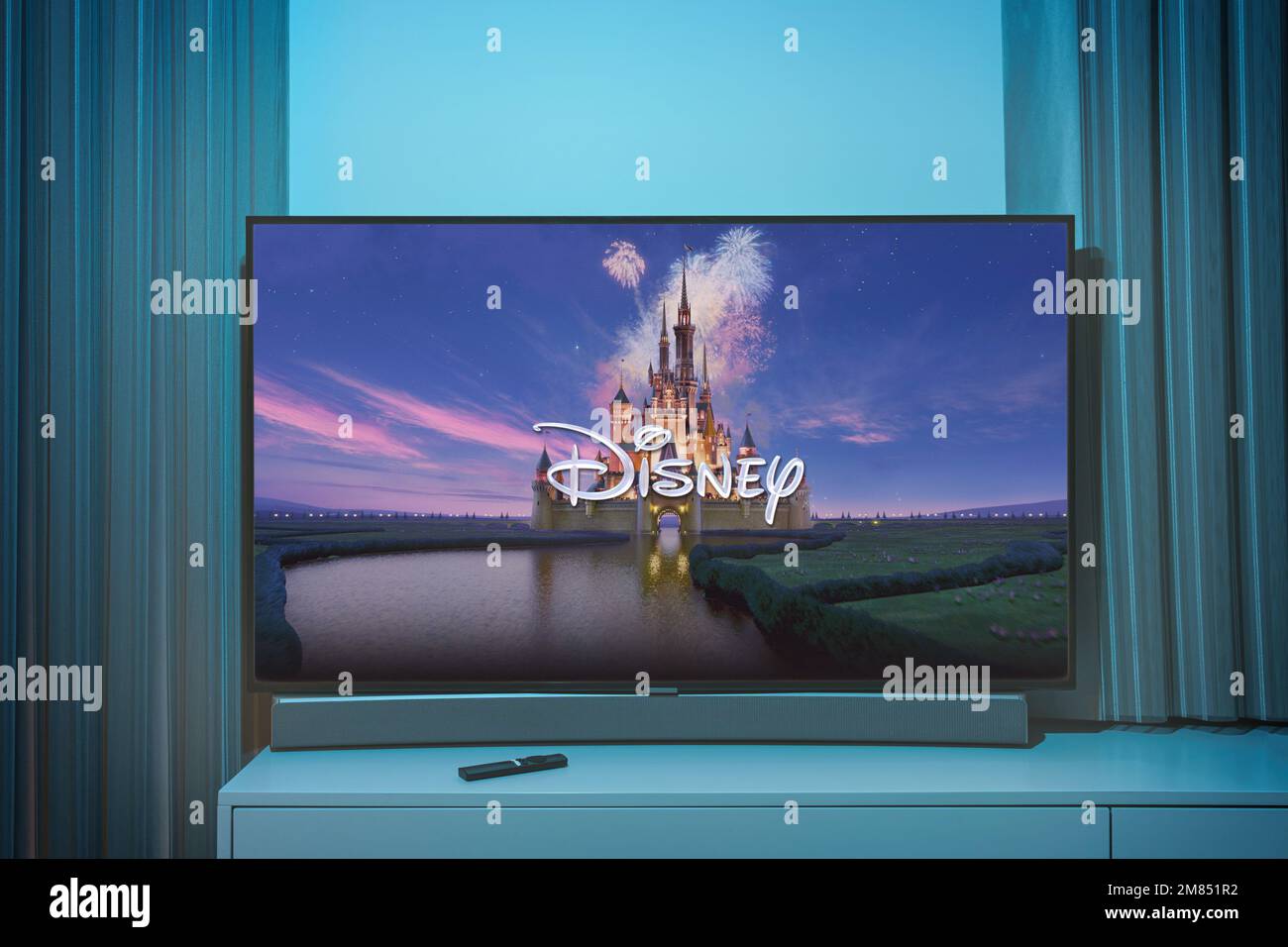 Il logo Disney intro in TV. La Walt Disney Company, comunemente nota come Disney, è una multinazionale americana, mass media Foto Stock