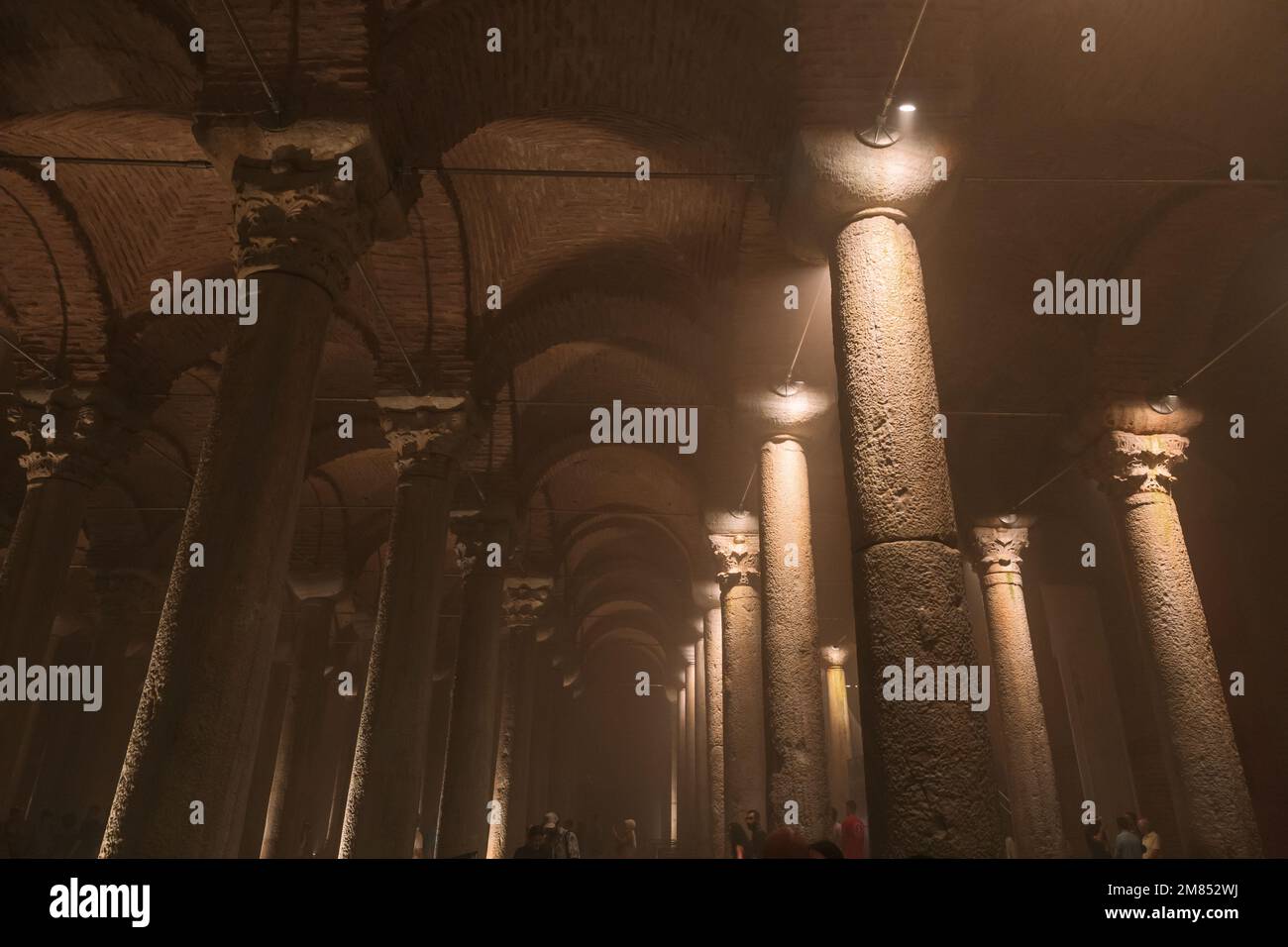 Architettura bizantina o romana. Volte e colonne di un edificio storico. Messa a fuoco selettiva. Rumore incluso. Foto Stock
