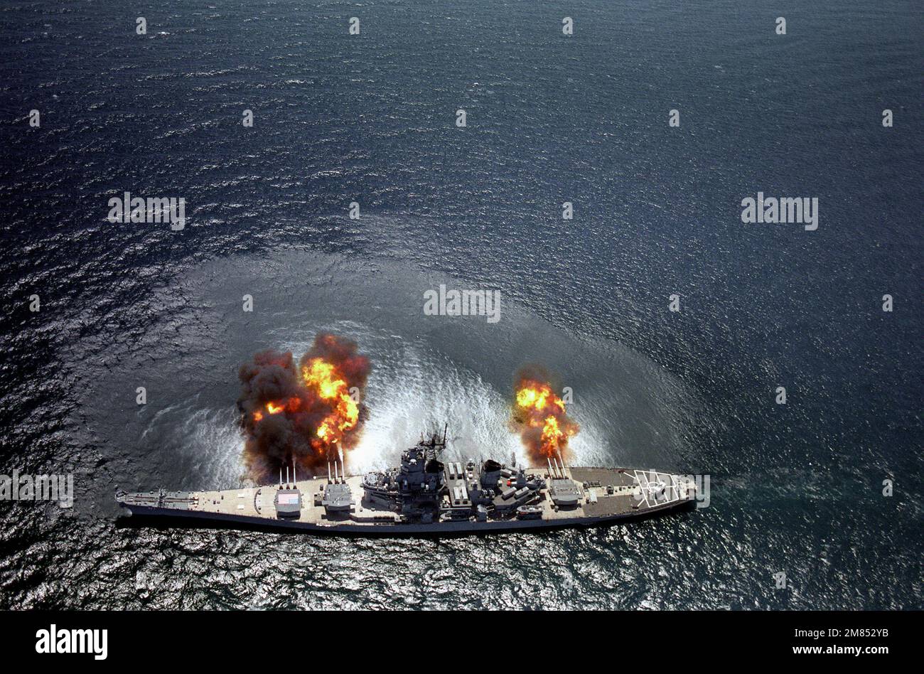 Una vista dall'alto delle tre torrette Mark da 7 16 pollici/50 pollici della corazzata USS IOWA (BB-61) che sono state sparate durante una dimostrazione di armi al largo della costa del Costa Rica. Paese: Mar dei Caraibi Foto Stock