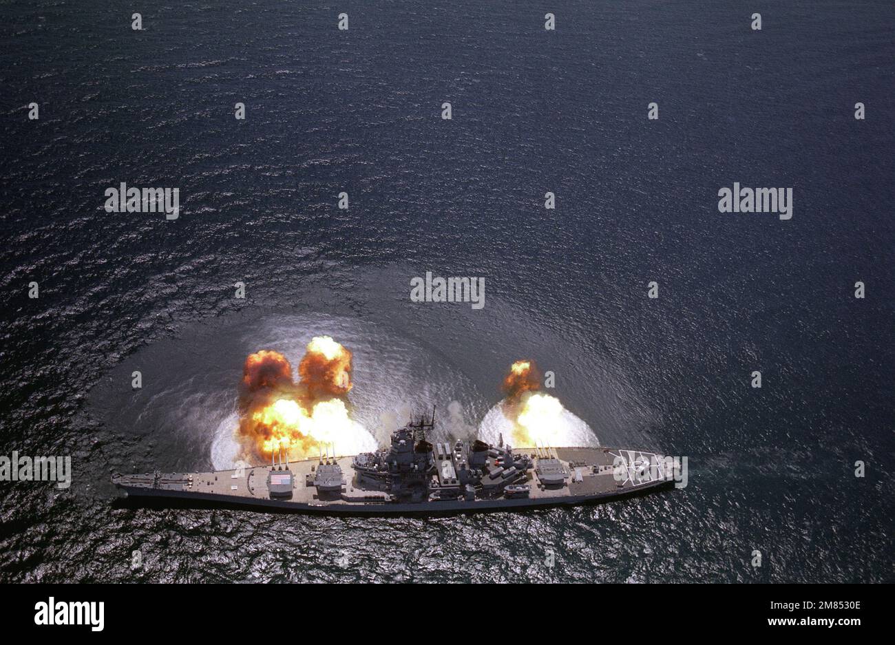 Una vista dall'alto delle tre torrette Mark da 7 16 pollici/50 pollici della corazzata USS IOWA (BB-61) che sono state sparate durante una dimostrazione di armi al largo della costa del Costa Rica. Paese: Mar dei Caraibi Foto Stock