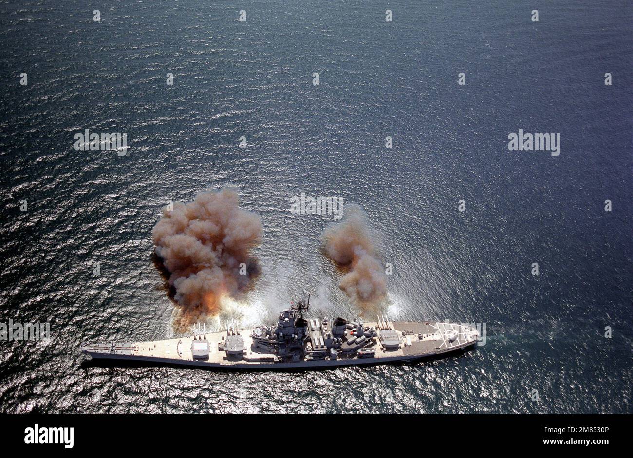 Una vista dall'alto delle tre torrette Mark da 7 16 pollici/50 pollici della corazzata USS IOWA (BB-61) che sono state sparate durante una dimostrazione di armi al largo della costa del Costa Rica. Paese: Mar dei Caraibi Foto Stock