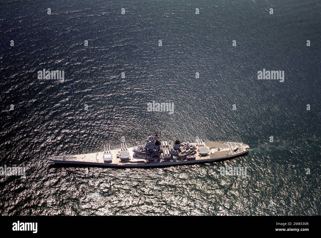 Una vista dall'alto delle tre torrette Mark da 7 16 pollici/50 pollici della corazzata USS IOWA (BB-61) addestrate a dritta durante una dimostrazione di armi al largo della costa del Costa Rica. Paese: Mar dei Caraibi Foto Stock