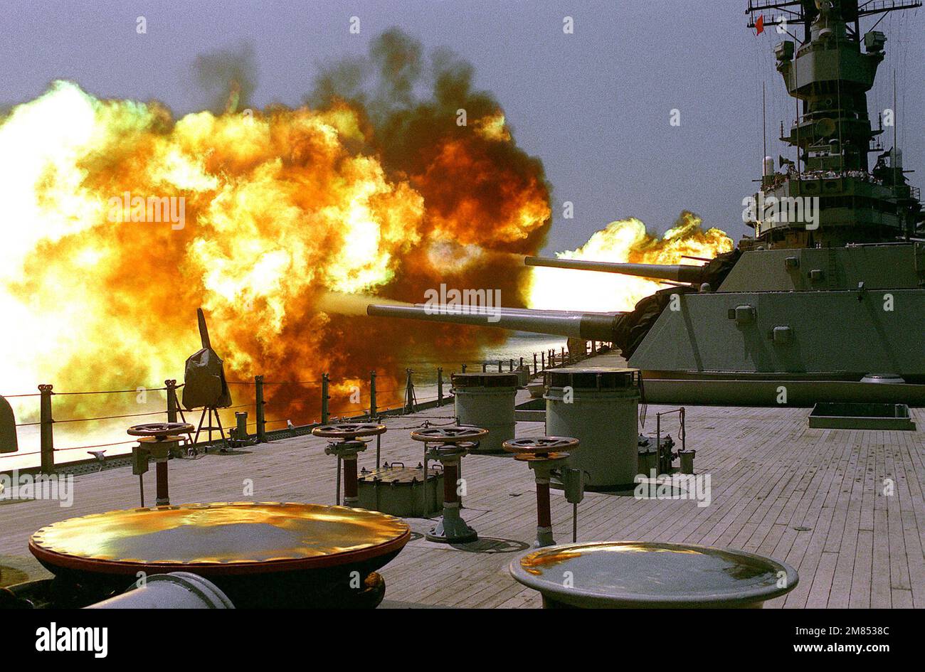 Le tre torrette Mark 7 16-inch/50-calibrer della corazzata USS IOWA (BB-61) sono sparate durante un esercizio principale di tiro a batteria. Paese: Mar dei Caraibi Foto Stock