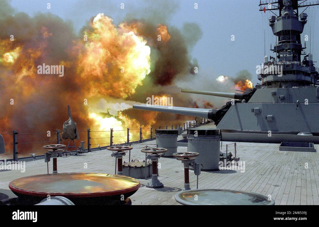 Le tre torrette Mark 7 16-inch/50-calibrer della corazzata USS IOWA (BB-61) sono sparate durante un esercizio principale di tiro a batteria. Paese: Mar dei Caraibi Foto Stock