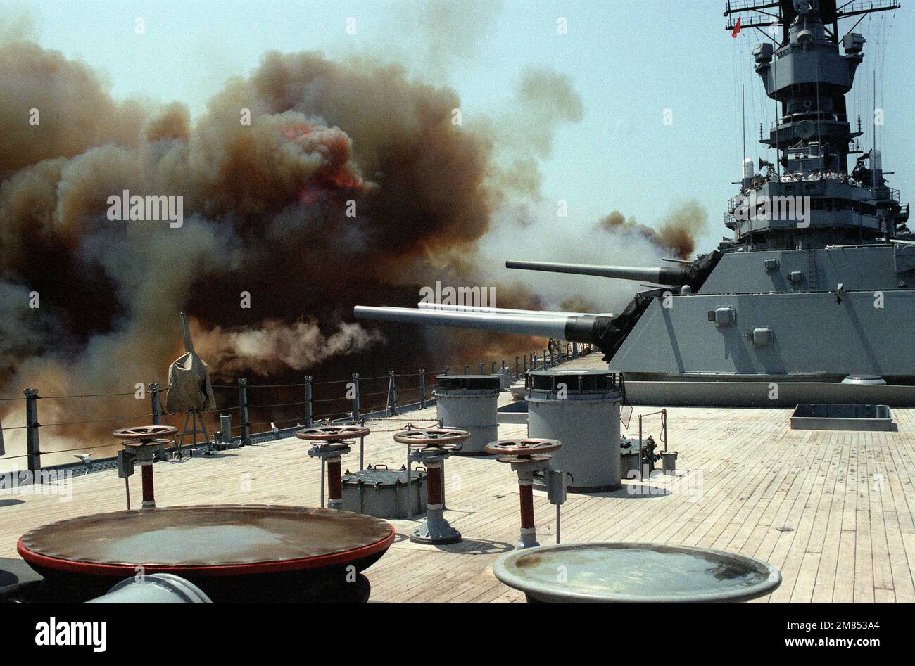Le tre torrette Mark 7 16-inch/50-calibrer della corazzata USS IOWA (BB-61) sono sparate durante un esercizio principale di tiro a batteria. Paese: Mar dei Caraibi Foto Stock