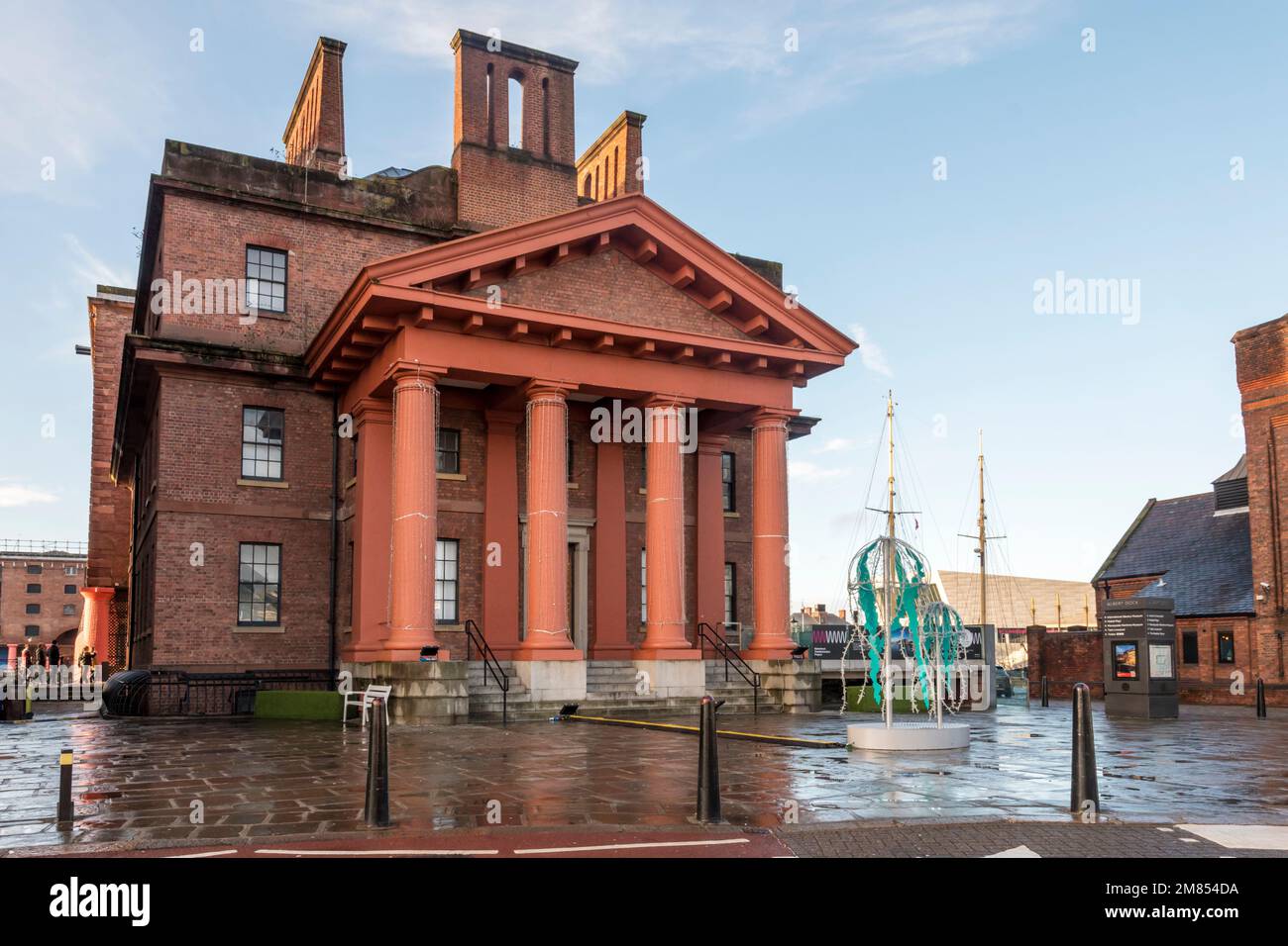 Ufficio del traffico del molo, Albert Dock. Liverpool. Ex uffici televisivi di Granada, ora rinominata dopo Martin Luther King e collegata al Museo della schiavitù. Foto Stock