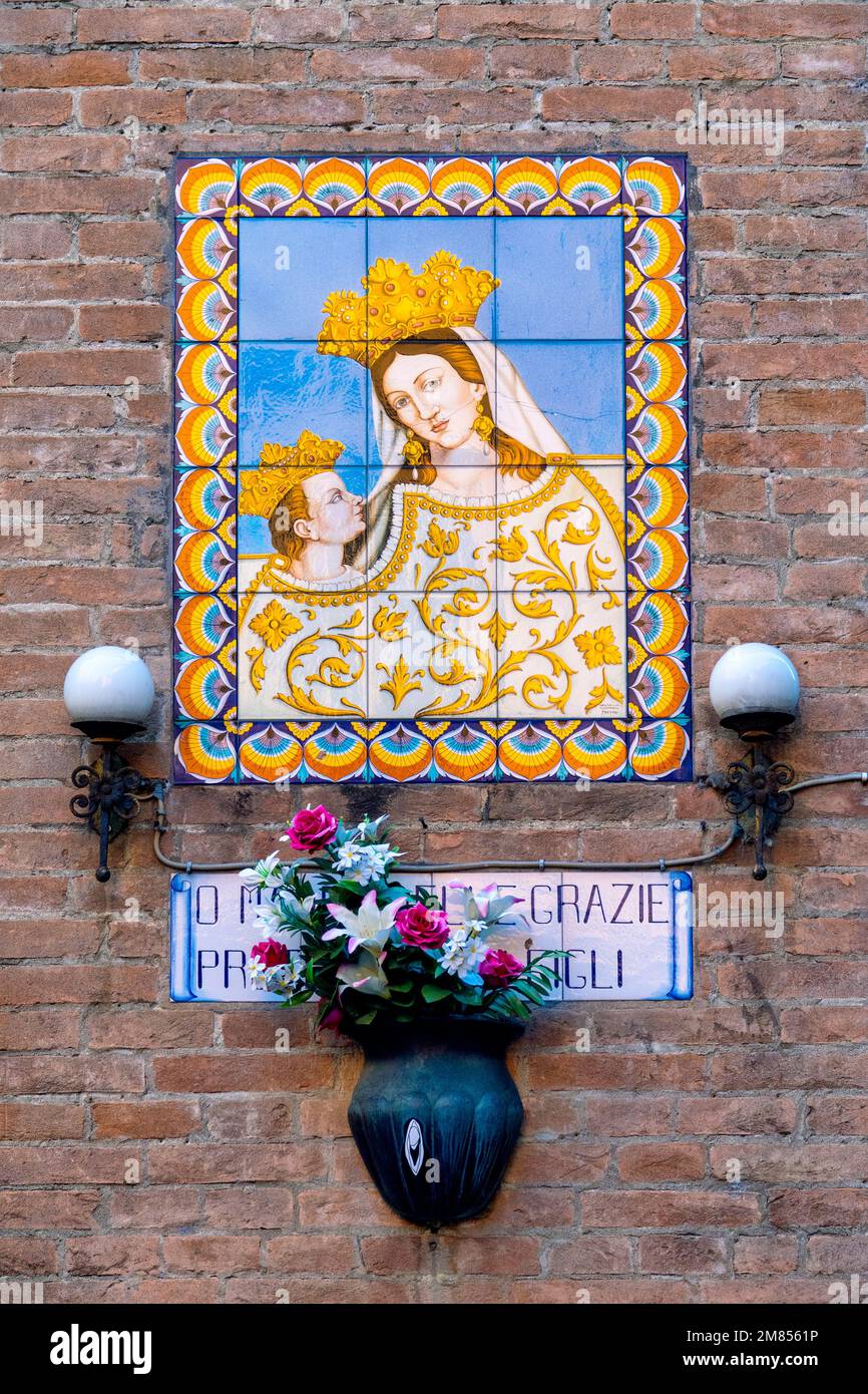 Vergine Maria aedicula in Via Guglielmo degli Adelardi, Ferrara, Italia Foto Stock