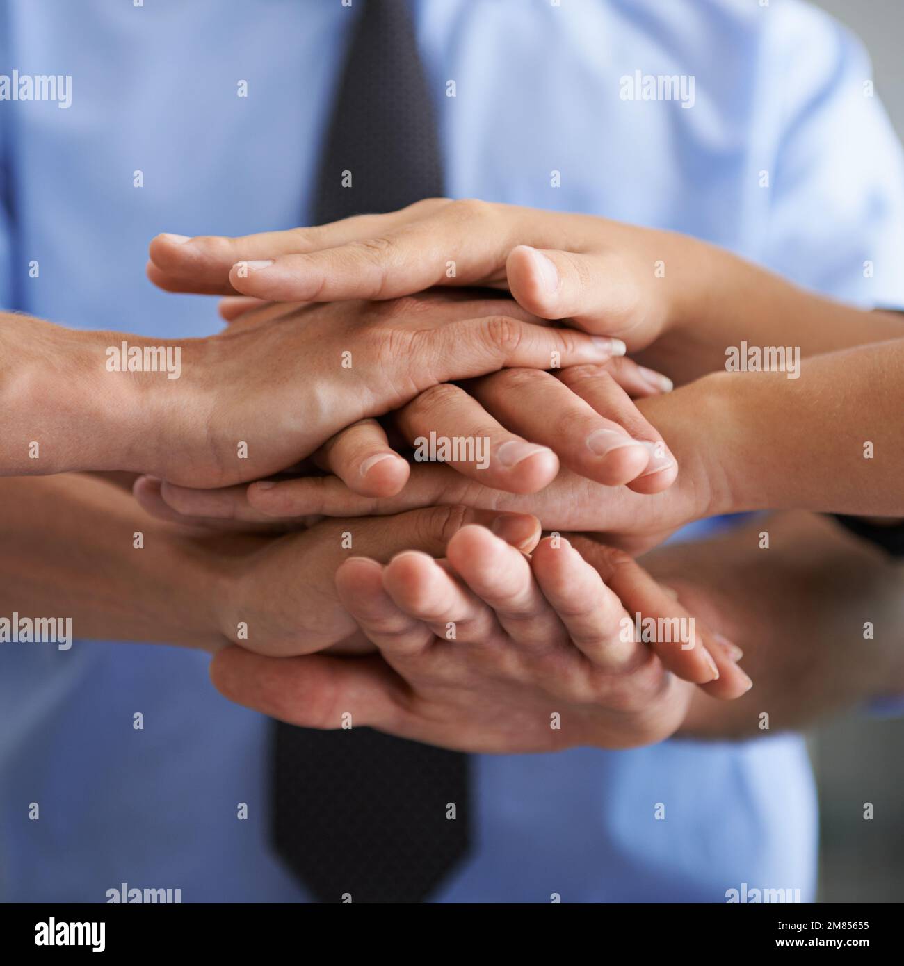 La squadra può fare. Un colpo di un team aziendale che mette le mani in un huddle. Foto Stock