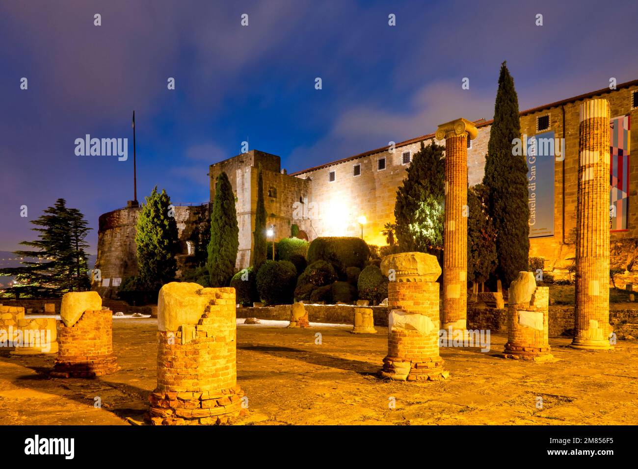 Castello di San giusto e i resti della basilica romana di Trieste Foto Stock