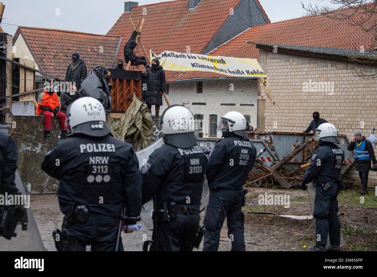 Garzweiler, Germania. 11th Jan, 2023. Gli agenti di polizia hanno circondato un edificio, gli attivisti sono seduti su barricate, la polizia ha iniziato a ripulire la città di Luetzerath oggi, 11 gennaio 2023, credito: dpa / Alamy Live News Foto Stock