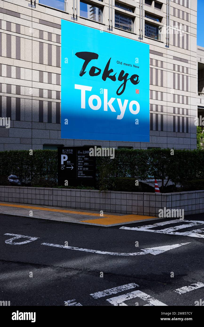 "Tokyo – Old Meets New", segno sul Tokyo Metropolitan Government Building, Shinjuku, Tokyo, Giappone Foto Stock