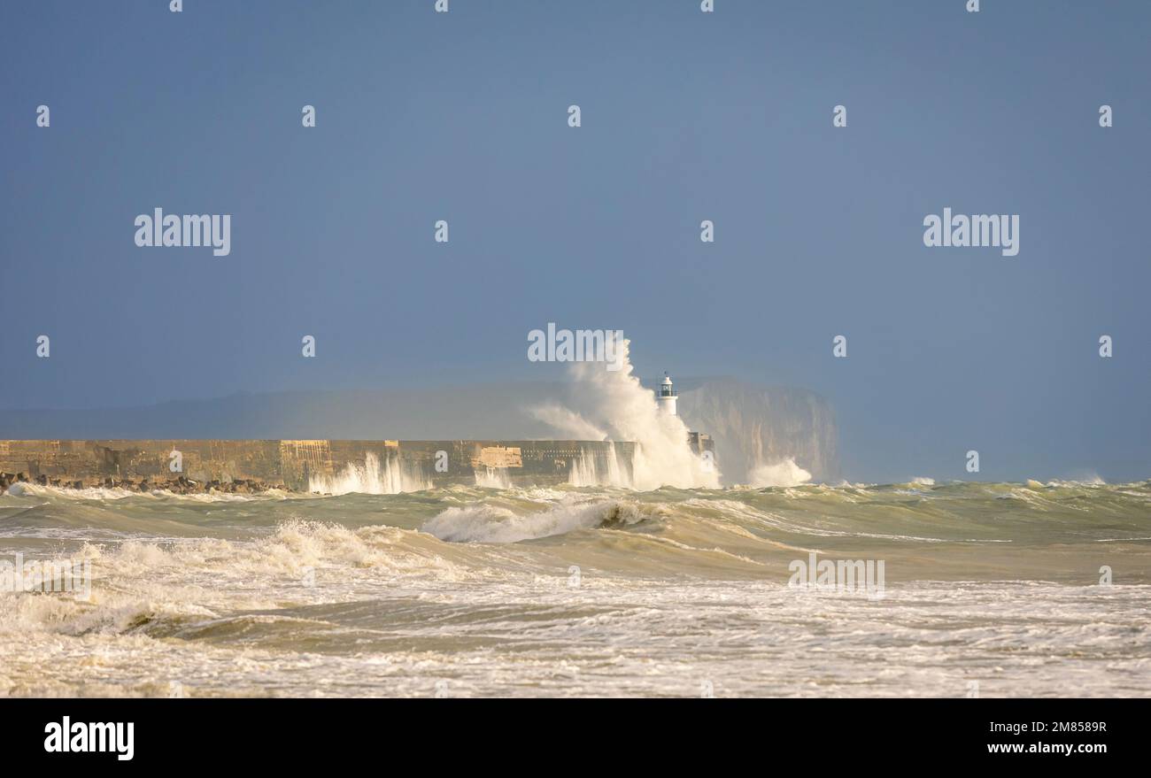 Forti venti e onde che si infrangono al faro di Newhaven sulla costa orientale del Sussex, Inghilterra sud-orientale Foto Stock