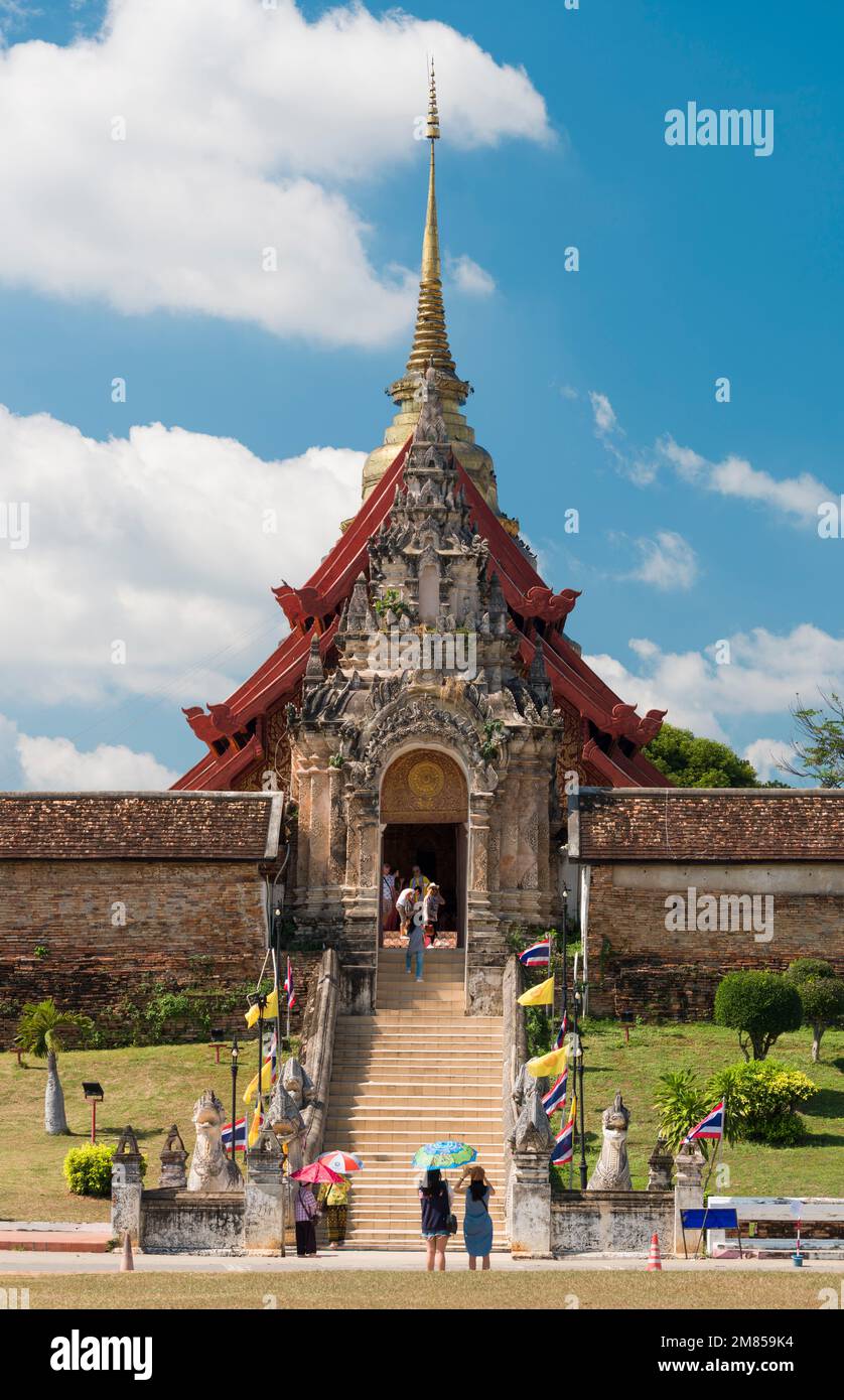 Lampang, Thailandia. Novembre 22, 2022. Wat Phra che Tempio di Lampang Luang. Tempio buddista in stile Lanna. Destinazione turistica del Nord Foto Stock