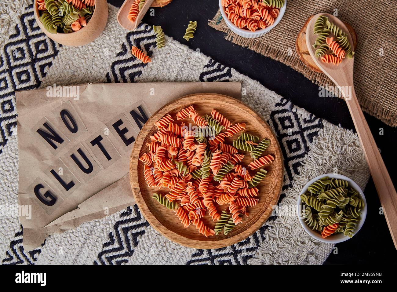 Piselli verdi colorati e carote fusilli con grani interi senza glutine. Alimenti biologici sani per le persone con intolleranza al lattosio. Foto Stock