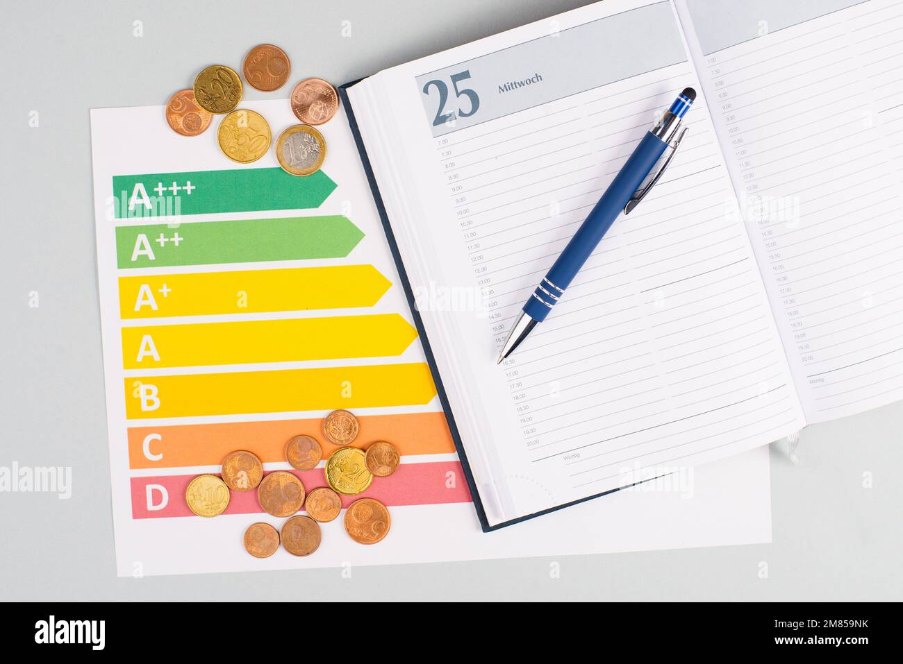 Crisi energetica, calendario con penna e consumo di energia, prezzi in aumento, spese di vita elevate, gas ed elettricità, inflazione Foto Stock