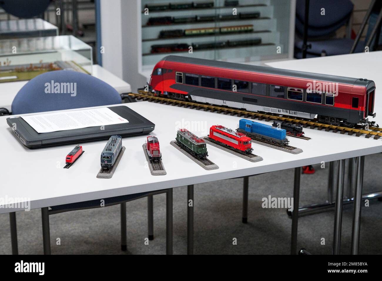 Sonneberg, Germania. 12th Jan, 2023. Vari nuovi modelli di locomotive sono in piedi su un tavolo alla conferenza stampa di Piko. Piko Spielwaren GmbH presenta nuovi modelli di treni alla conferenza stampa annuale. Tra gli altri argomenti figurano i dati aziendali del 2022 e la pianificazione annuale per il 2023. (A dpa 'modello treno costruttore Piko con molti nuovi articoli nel suo programma') Credit: Daniel Vogl/dpa/Alamy Live News Foto Stock