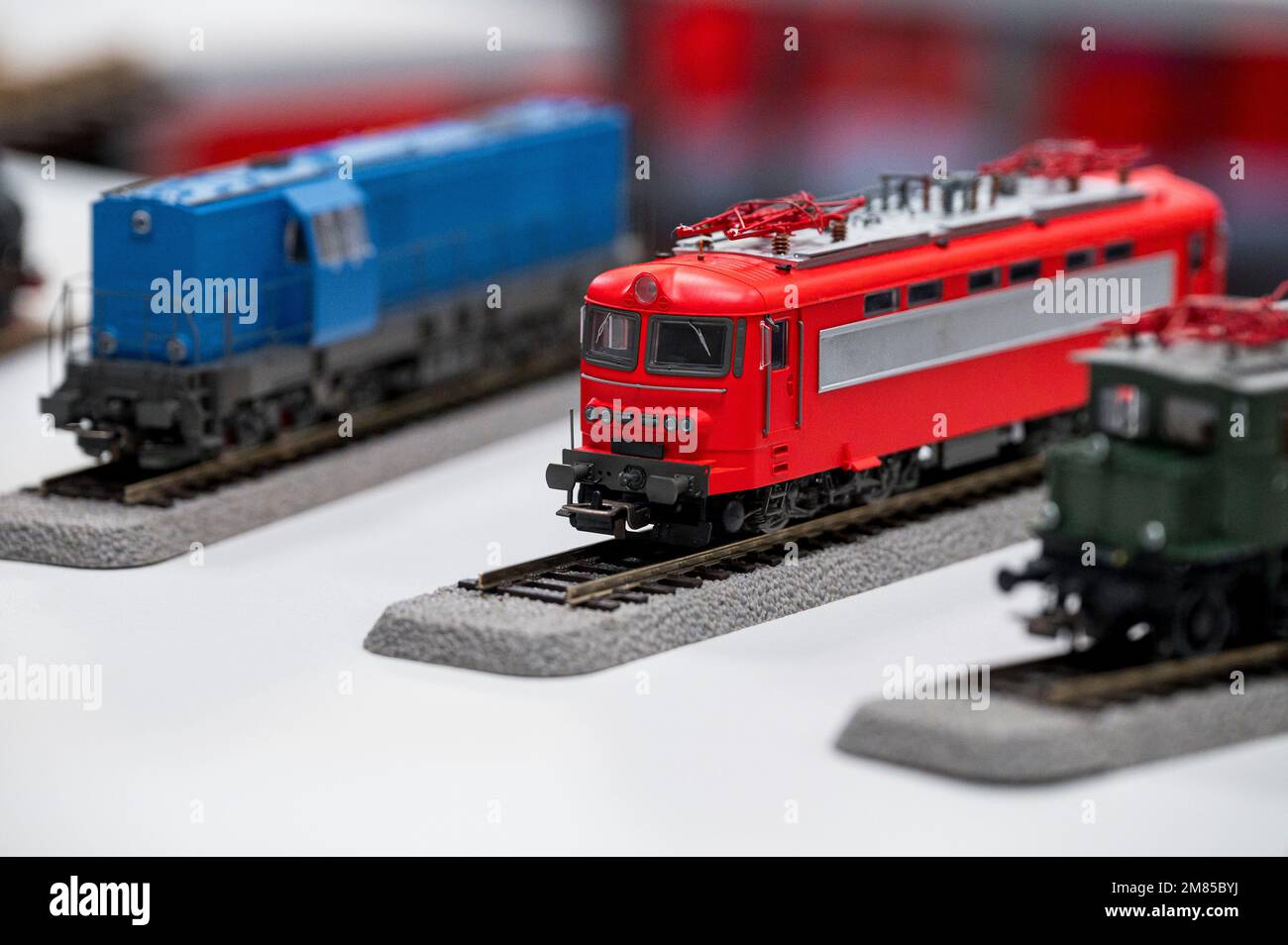 Sonneberg, Germania. 12th Jan, 2023. Vari locomotive modello sono in piedi su un tavolo alla conferenza stampa di Piko. Piko Spielwaren GmbH presenta nuovi modelli di treni alla conferenza stampa annuale. Altri temi sono i dati aziendali per il 2022 e la pianificazione annuale per il 2023. (A dpa 'modello treno costruttore Piko con molti nuovi prodotti nel suo programma') Credit: Daniel Vogl/dpa/Alamy Live News Foto Stock