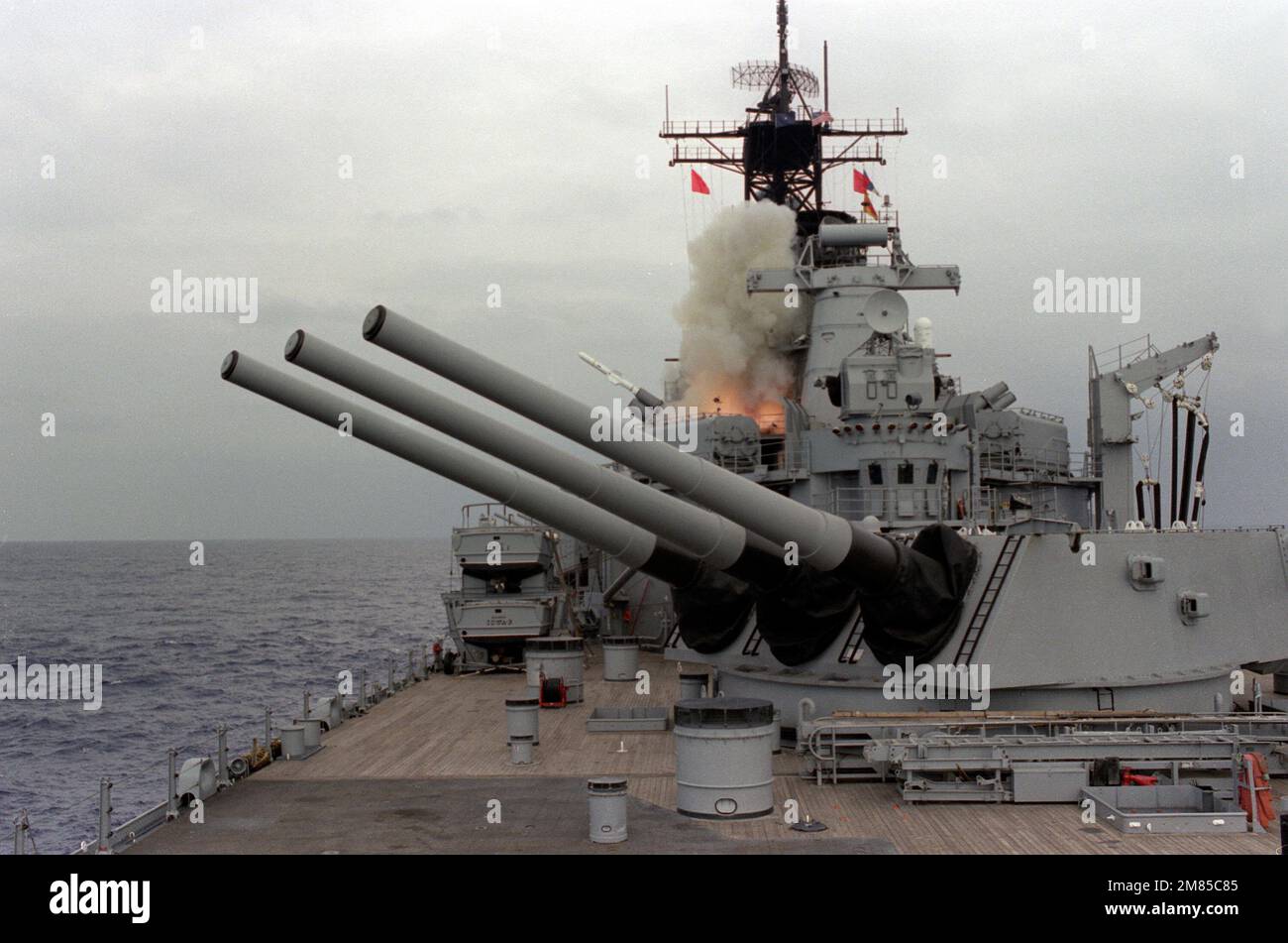 La corazzata USS IOWA (BB-61) lancia un missile da crociera antinave Harpoon durante l'esercizio Fleet 2-86. Paese: Sconosciuto Foto Stock